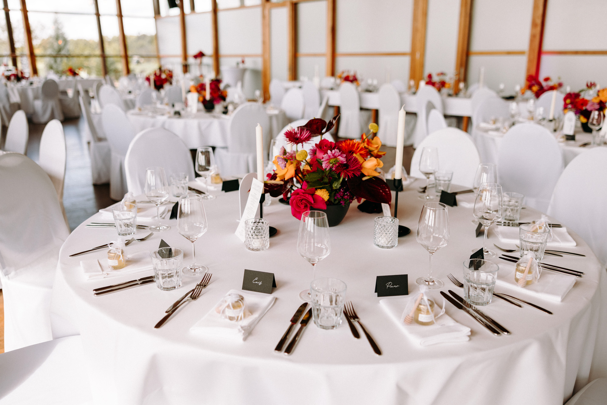 Das Heckers Restaurant in Gründau ist Hochzeitslocation und offizieller Trauort – mit Dachterrasse, Kiesterrasse, Trauzimmer & Full-Service.