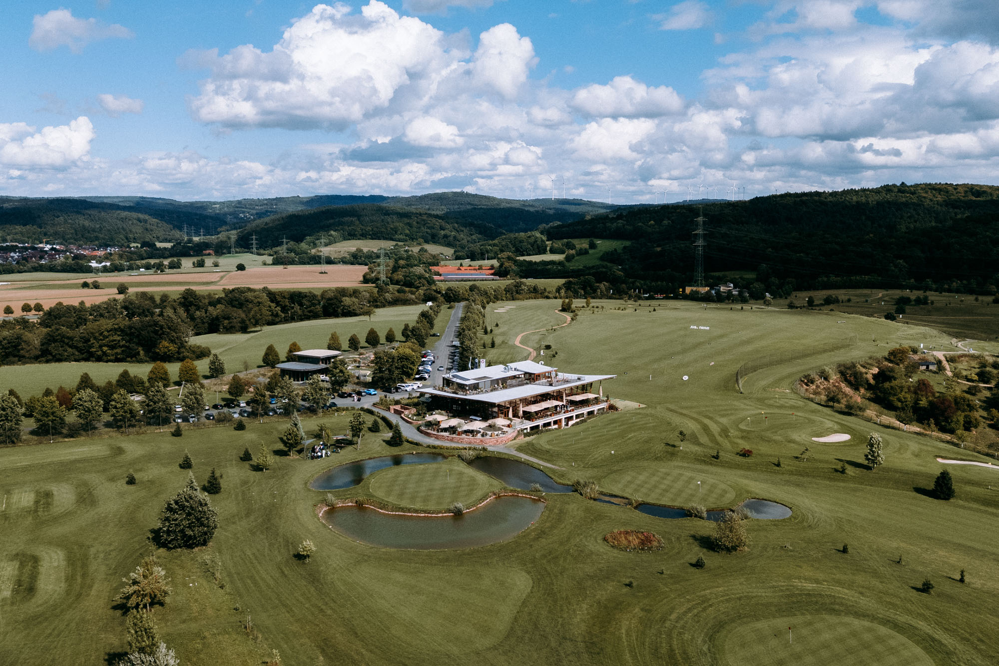 Das Heckers Restaurant in Gründau ist Hochzeitslocation und offizieller Trauort – mit Dachterrasse, Kiesterrasse, Trauzimmer & Full-Service.