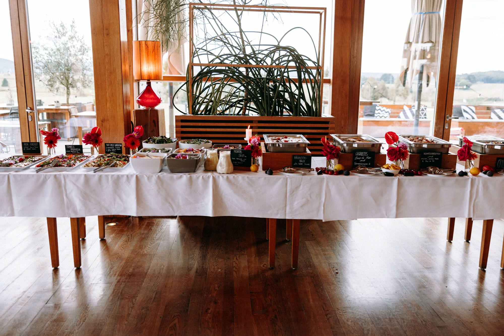 Das Heckers Restaurant in Gründau ist Hochzeitslocation und offizieller Trauort – mit Dachterrasse, Kiesterrasse, Trauzimmer & Full-Service.