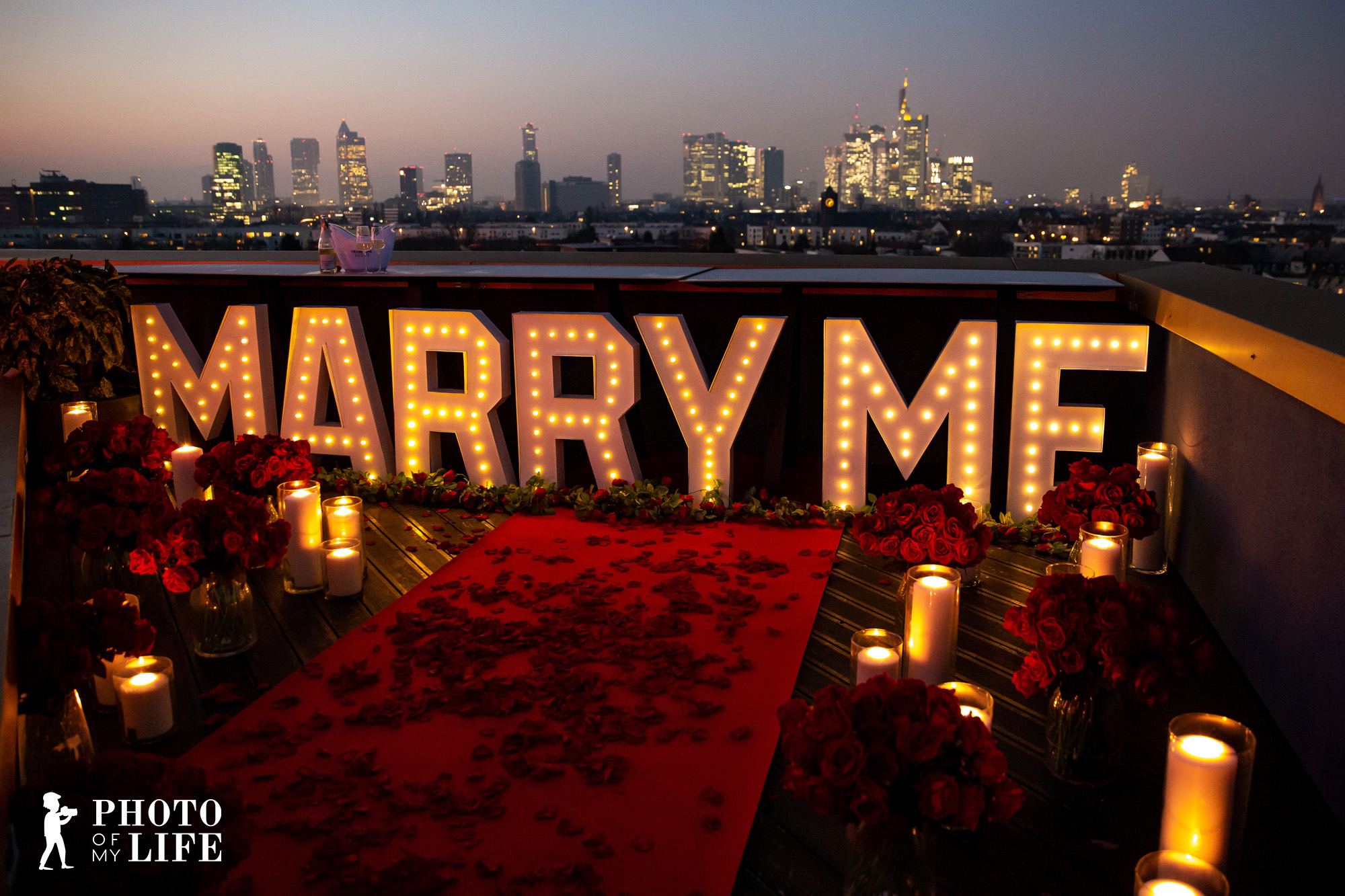 Ein exklusiver Heiratsantrag auf einem Rooftop in Frankfurt mit Blick über die Skyline. Jetzt Heiratsantrag in Frankfurt planen.