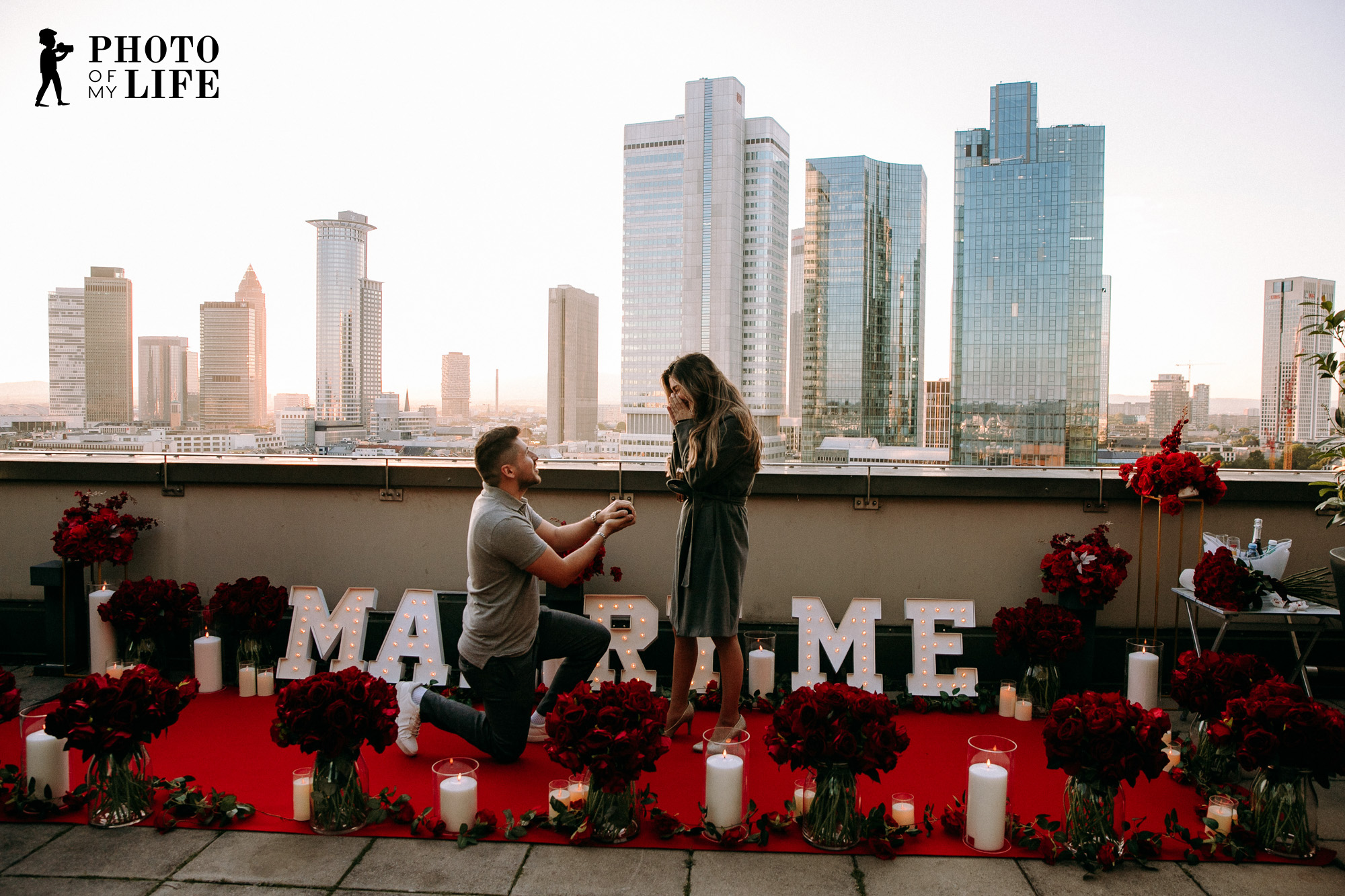 Ein exklusiver Heiratsantrag auf einem Rooftop in Frankfurt mit Blick über die Skyline. Jetzt Heiratsantrag in Frankfurt planen.