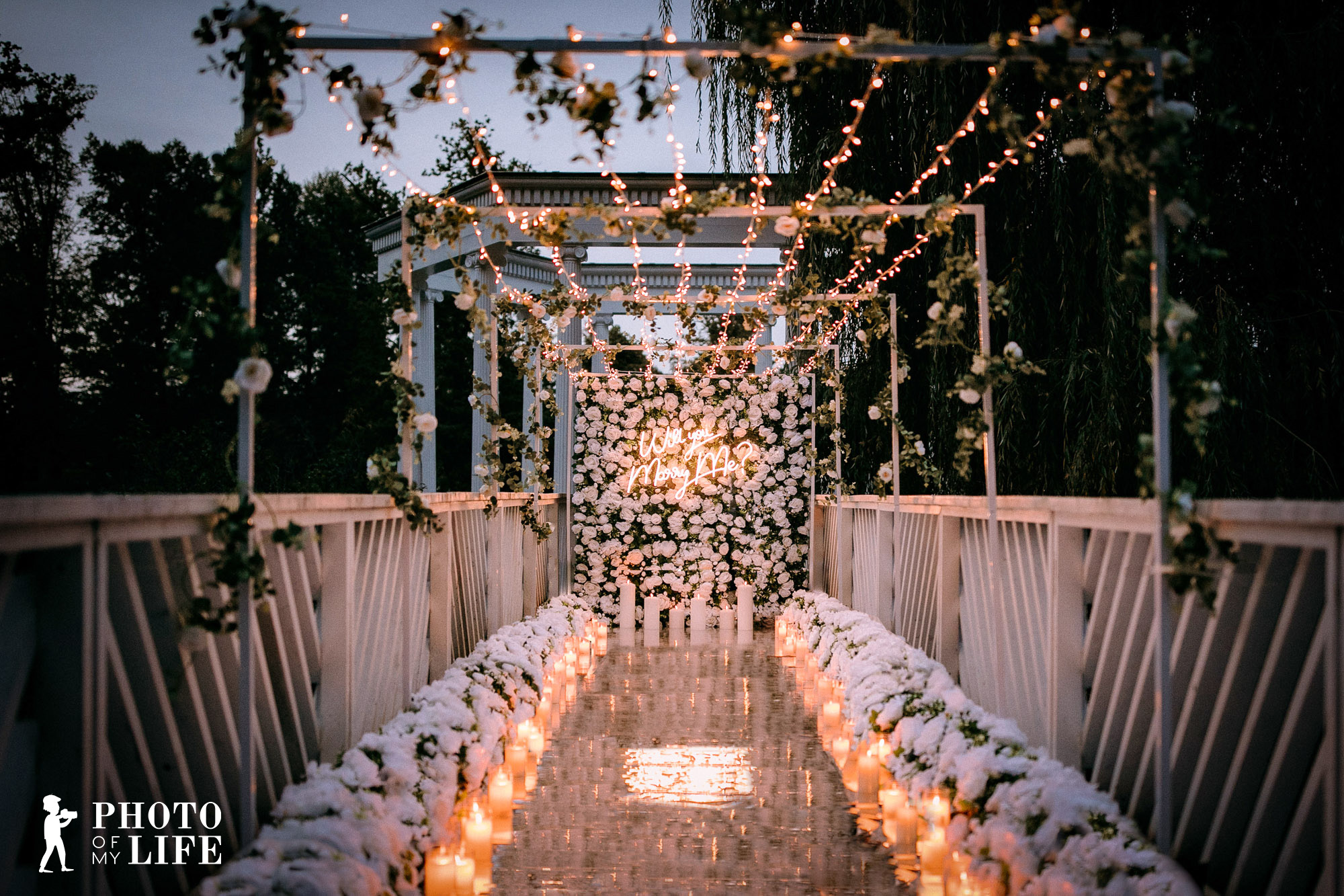Ein exklusiver Heiratsantrag auf einem Rooftop in Frankfurt mit Blick über die Skyline. Jetzt Heiratsantrag in Frankfurt planen.