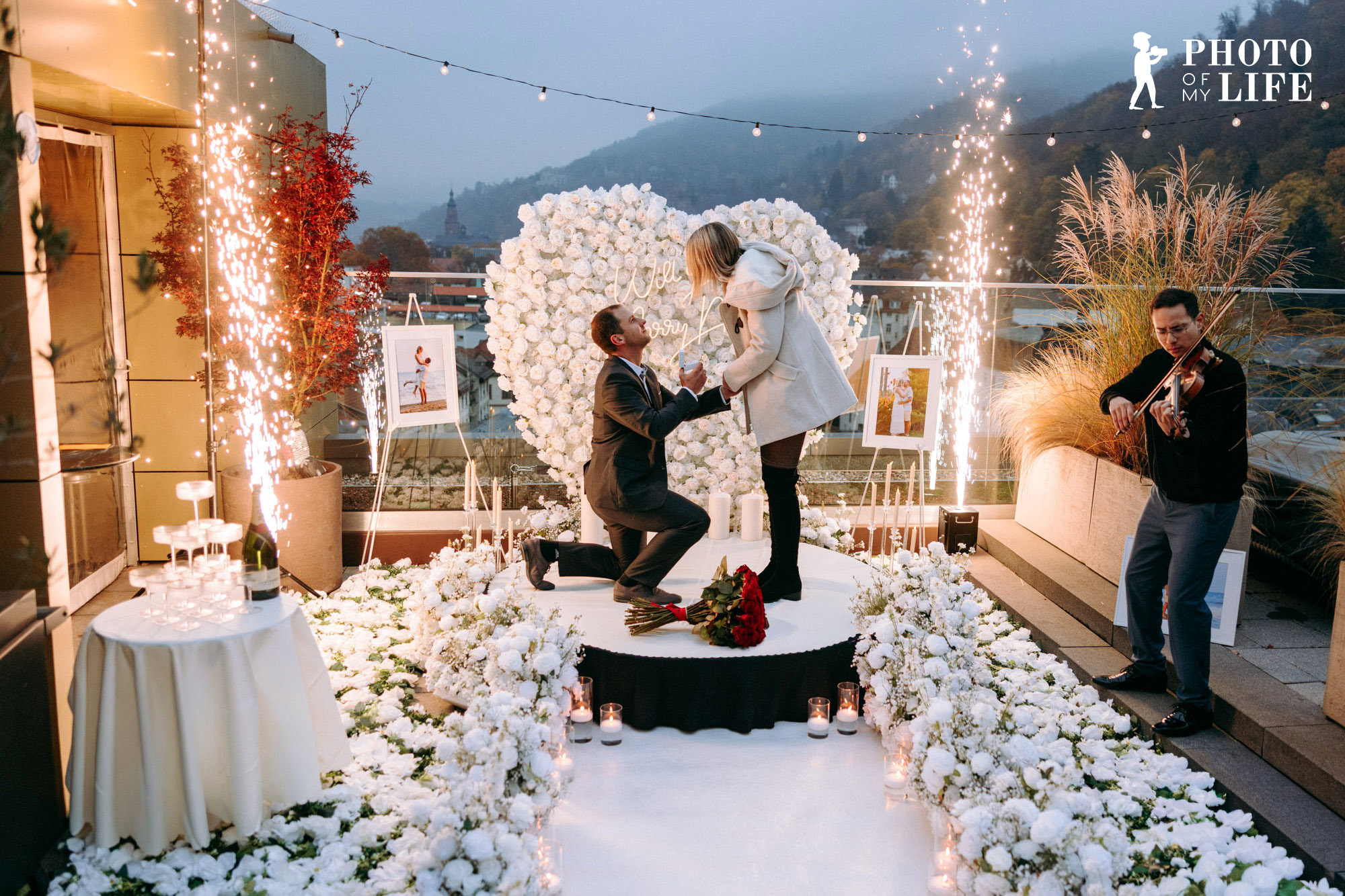 Ein exklusiver Heiratsantrag auf einem Rooftop in Frankfurt mit Blick über die Skyline. Jetzt Heiratsantrag in Frankfurt planen.