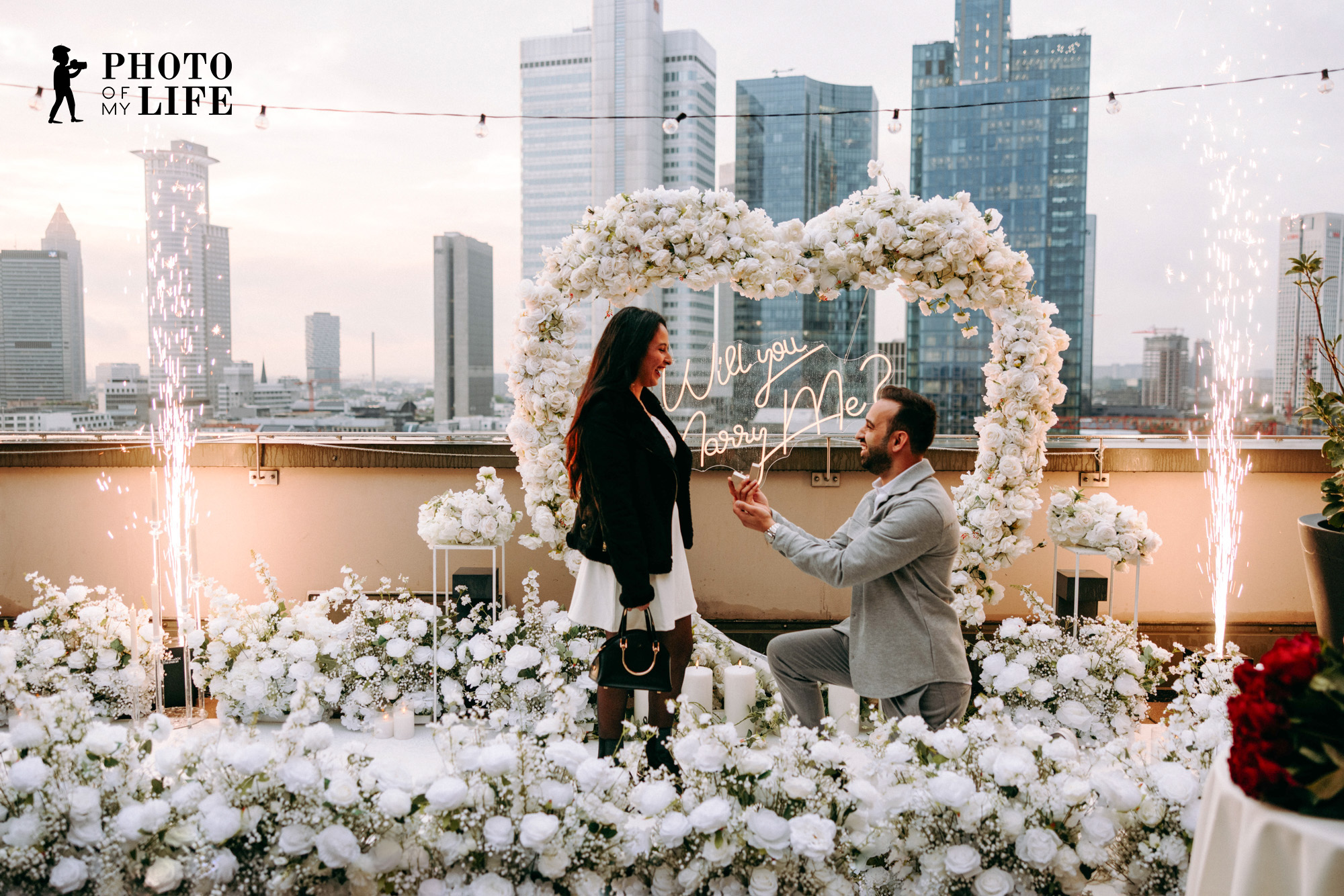 Ein exklusiver Heiratsantrag auf einem Rooftop in Frankfurt mit Blick über die Skyline. Jetzt Heiratsantrag in Frankfurt planen.