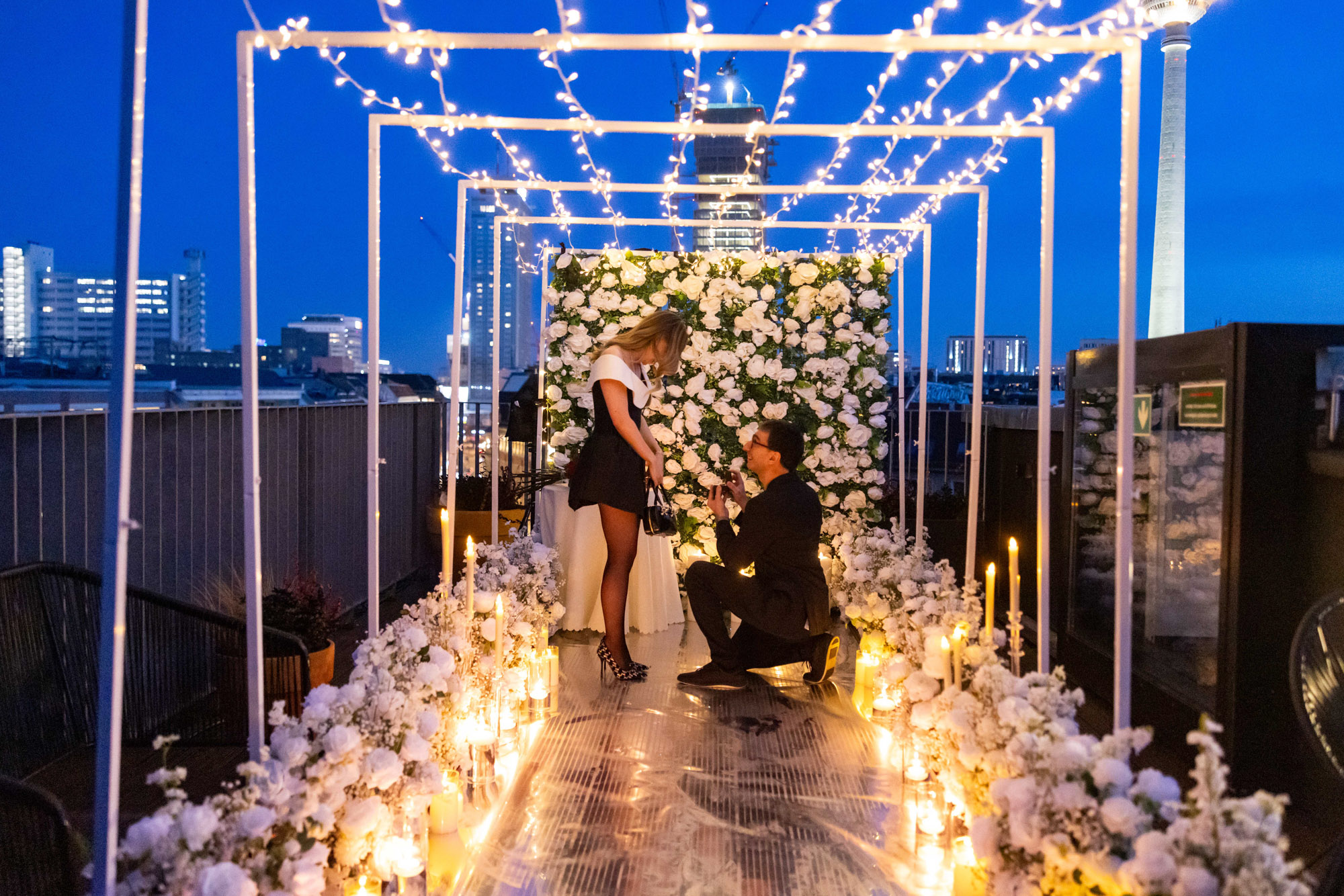Ein exklusiver Heiratsantrag auf einem Rooftop in Frankfurt mit Blick über die Skyline. Jetzt Heiratsantrag in Frankfurt planen.
