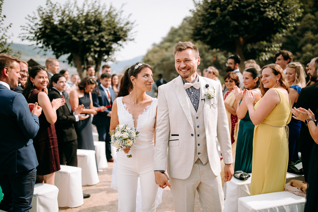 Mutter weint beim Gratulieren der Braut.