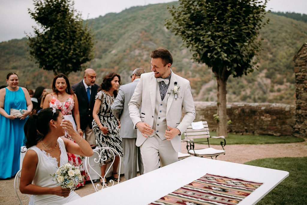 Das Brautpaar sieht sich verliebt im Kaiserdom am Altar an.