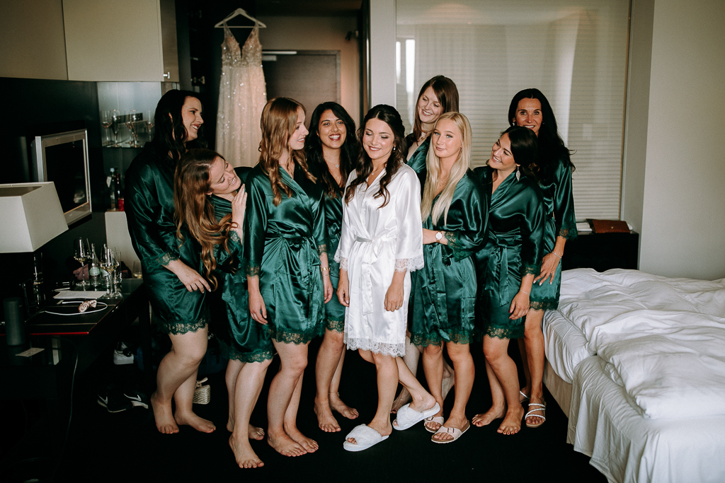 Detailaufnahme der Manschettenknöpfe des Bräutigams.