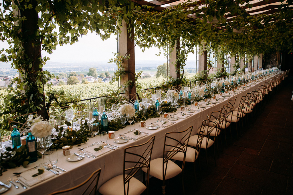 Eine naked Hochzeitstorte mit Beeren