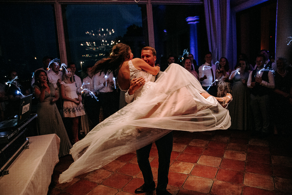 Die Braut tanzt mit den Hochzeitsgästen auf der abendlichen Feier.