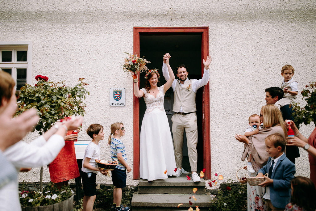 Mutter weint beim Gratulieren der Braut.