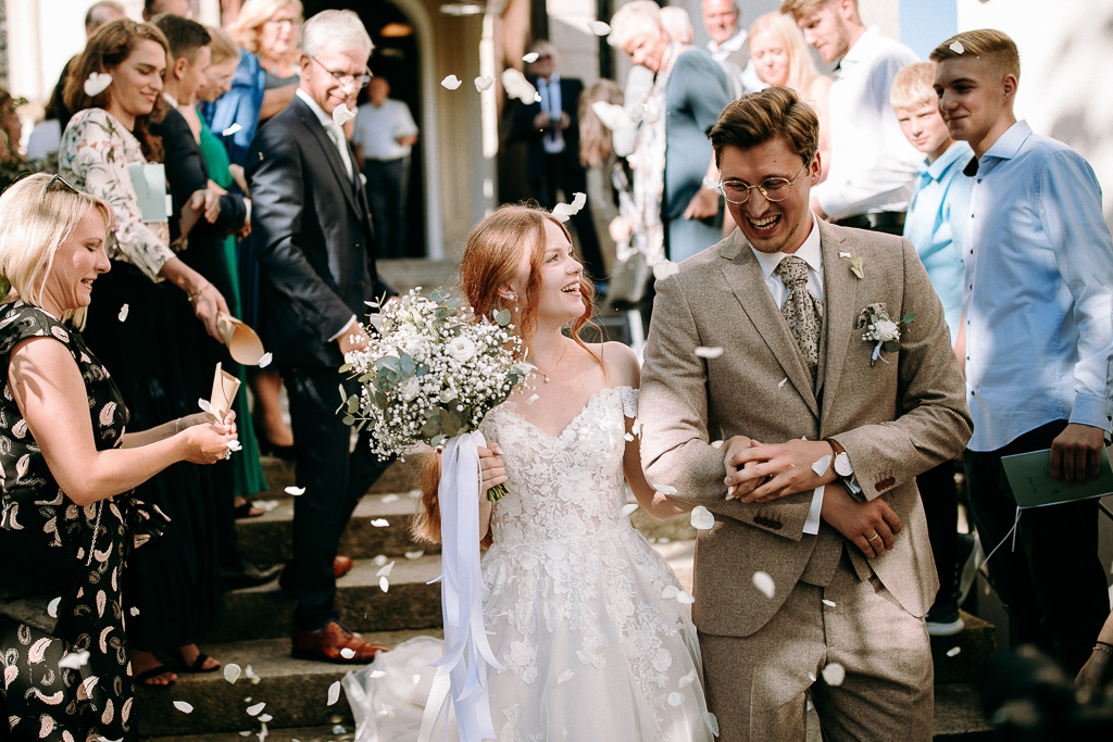 Mutter weint beim Gratulieren der Braut.