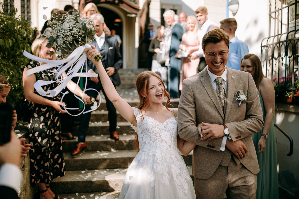 Mutter weint beim Gratulieren der Braut.