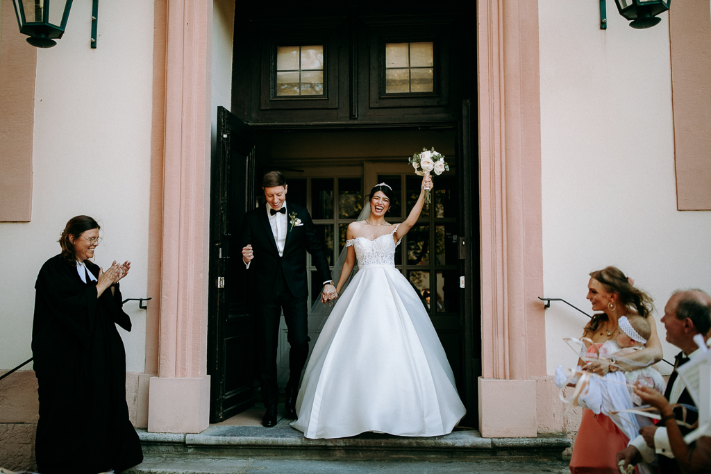 Mutter weint beim Gratulieren der Braut.