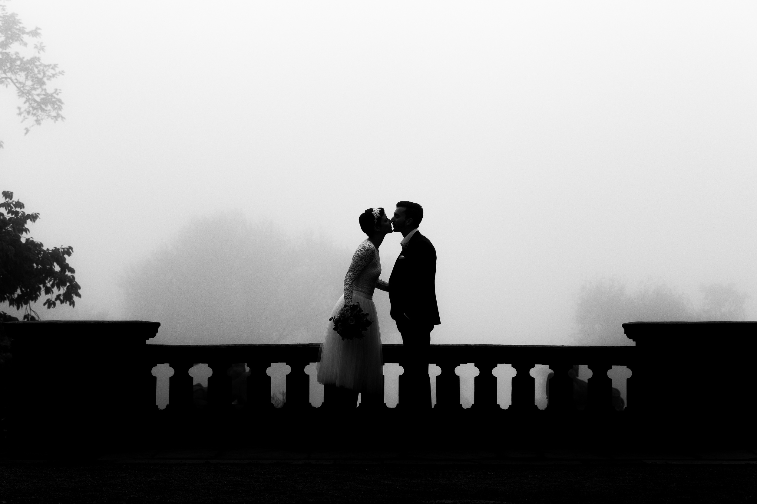 Natürliches Brautpaarshooting mitten in Frankfurt.