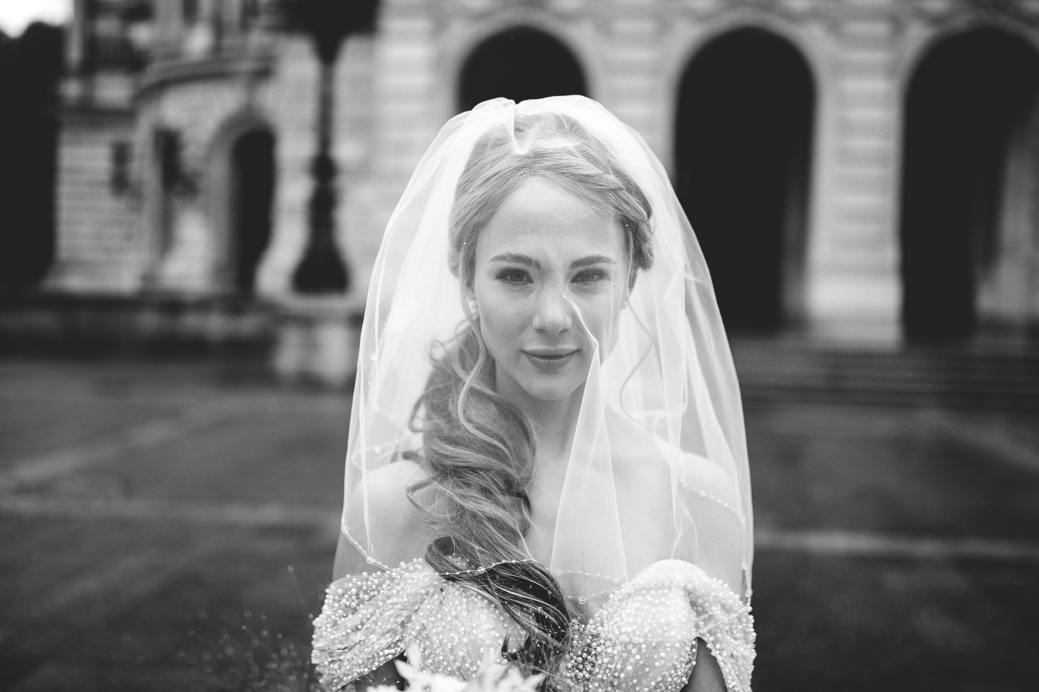 Hochzeitsfotograf Frankfurt. Portrait der Braut vor der alten Oper Frankfurt. Hochzeit in Frankfurt.