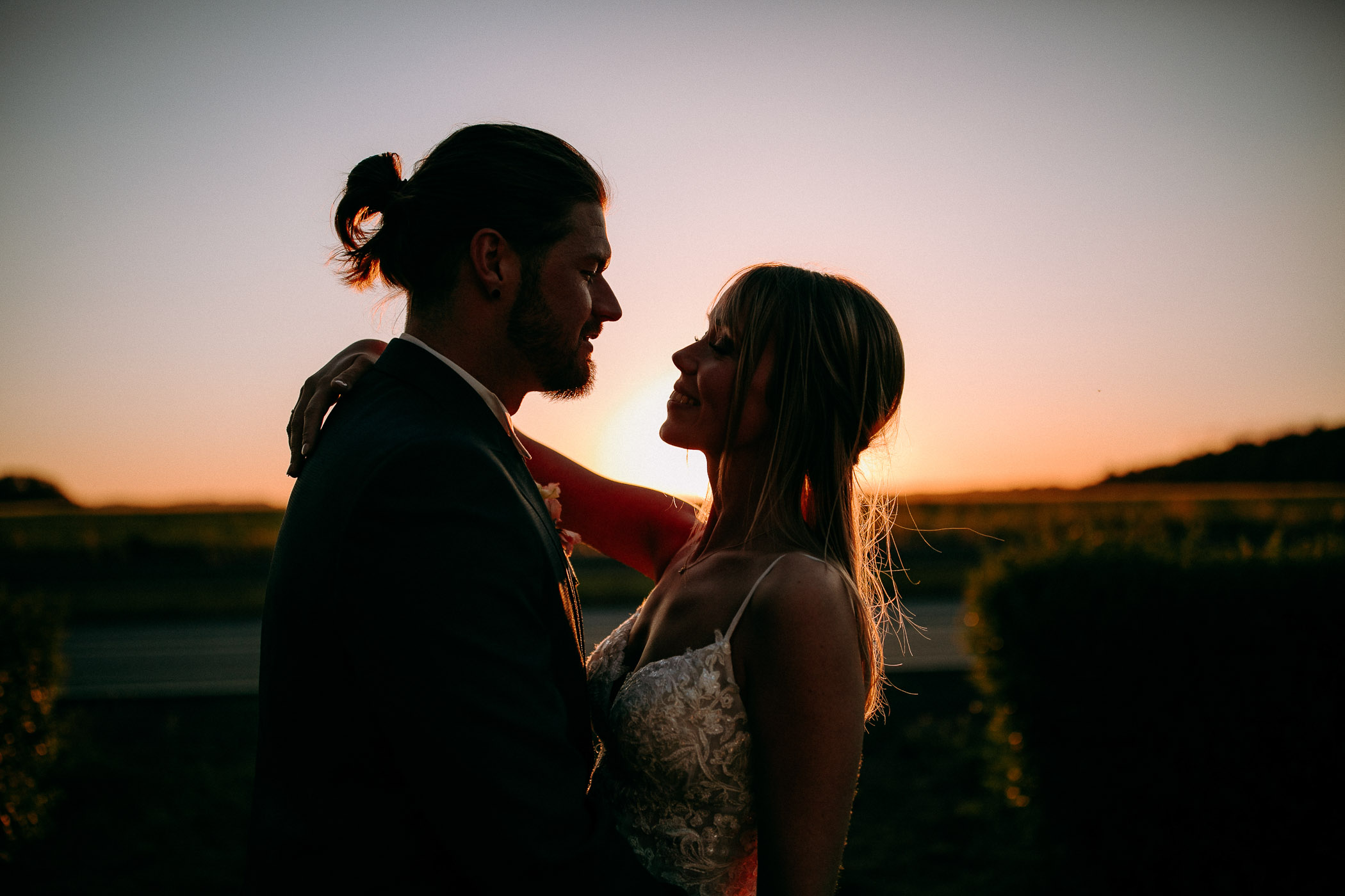 Hochzeitsfotograf Frankfurt. Hochzeitsfotos in der golden Hour sind sehr besonders. Die Lichtstimmung ist einzigartig für Hochzeitsfotos.