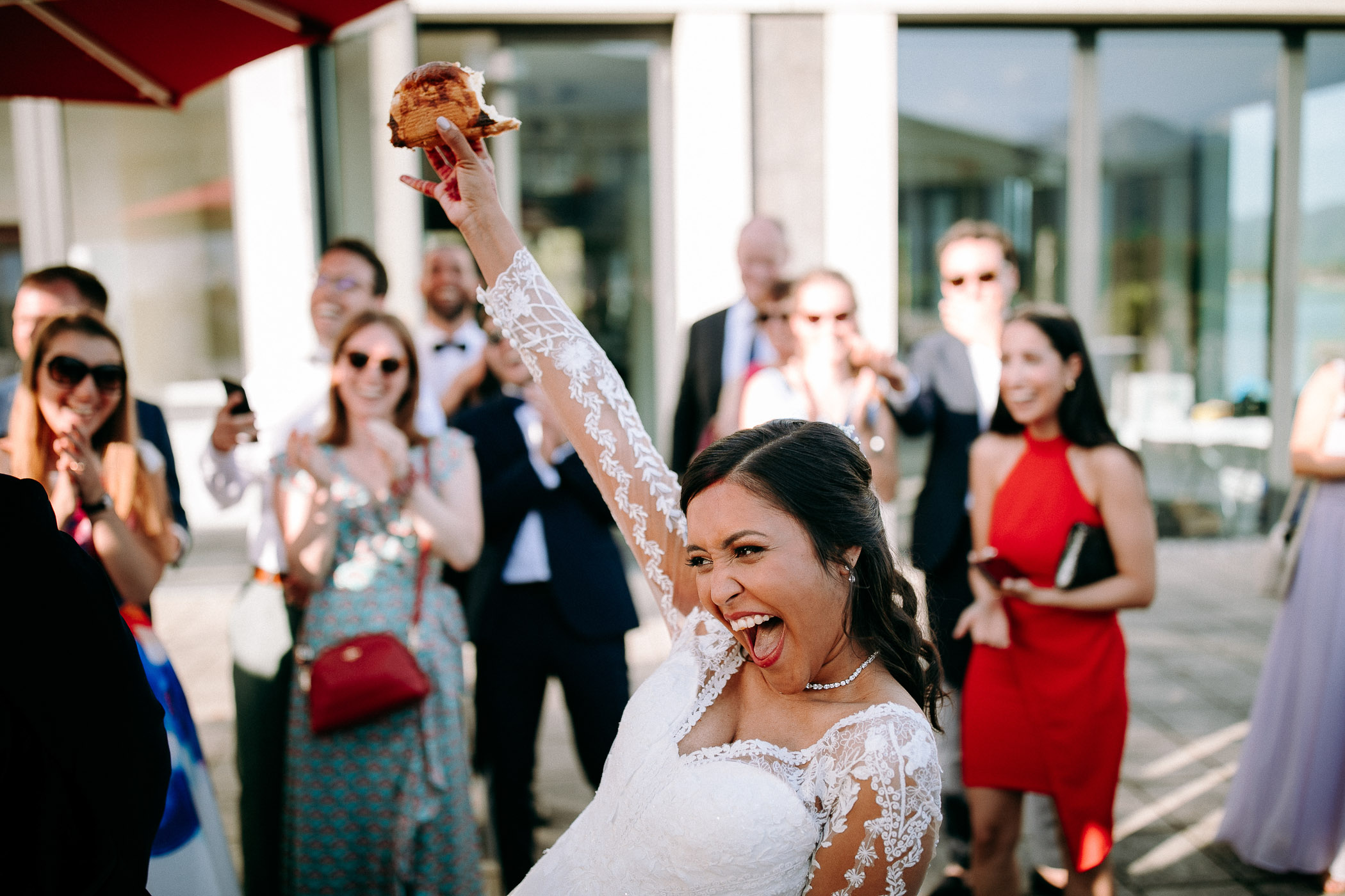 Der Tamada leutet das Spiel mit dem Brot bei der russischen Hochzeit ein. Die Braut gewinnt mit dem größeren Stück Brot und freut sich.