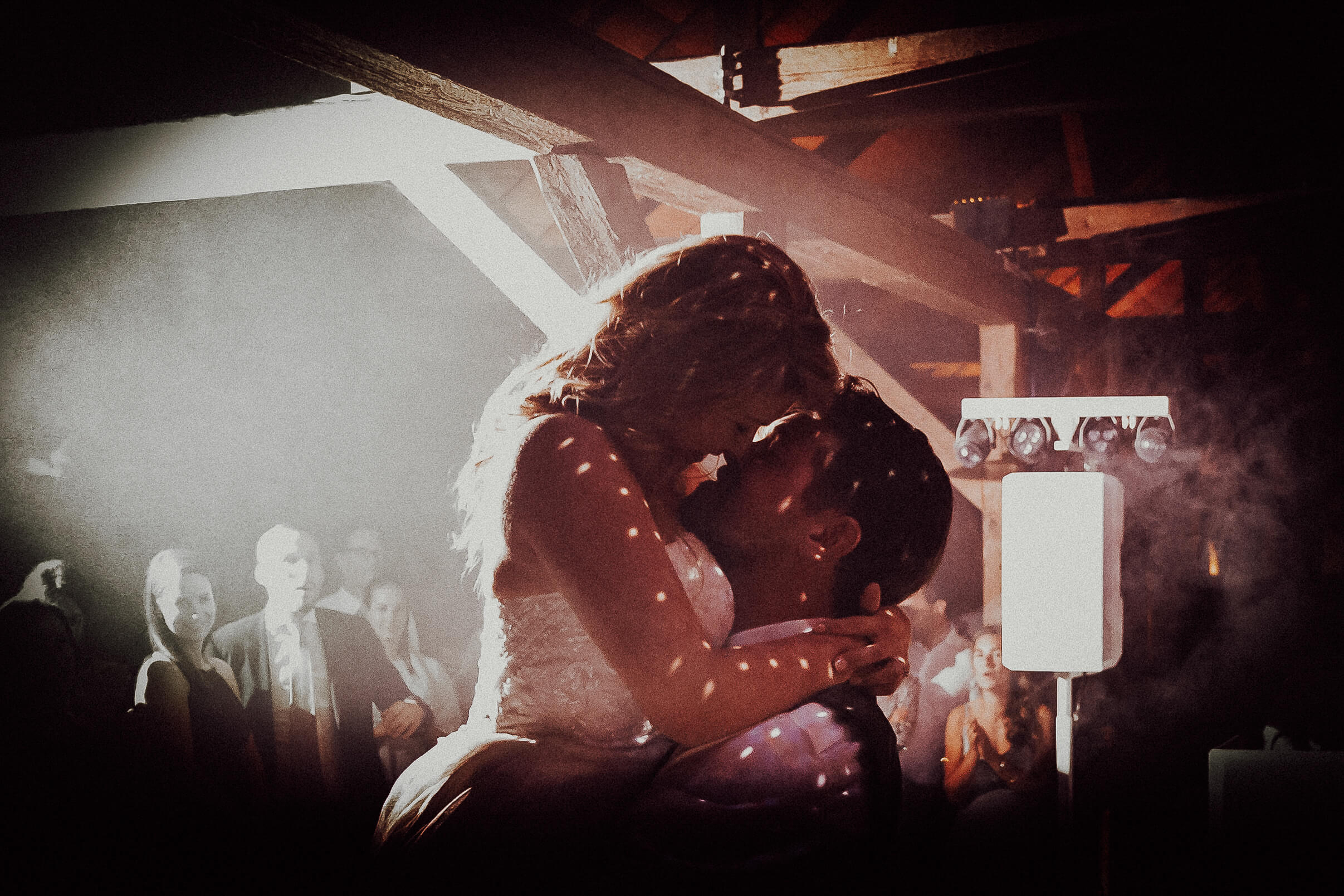 Die Braut tanzt mit den Hochzeitsgästen auf der abendlichen Feier.