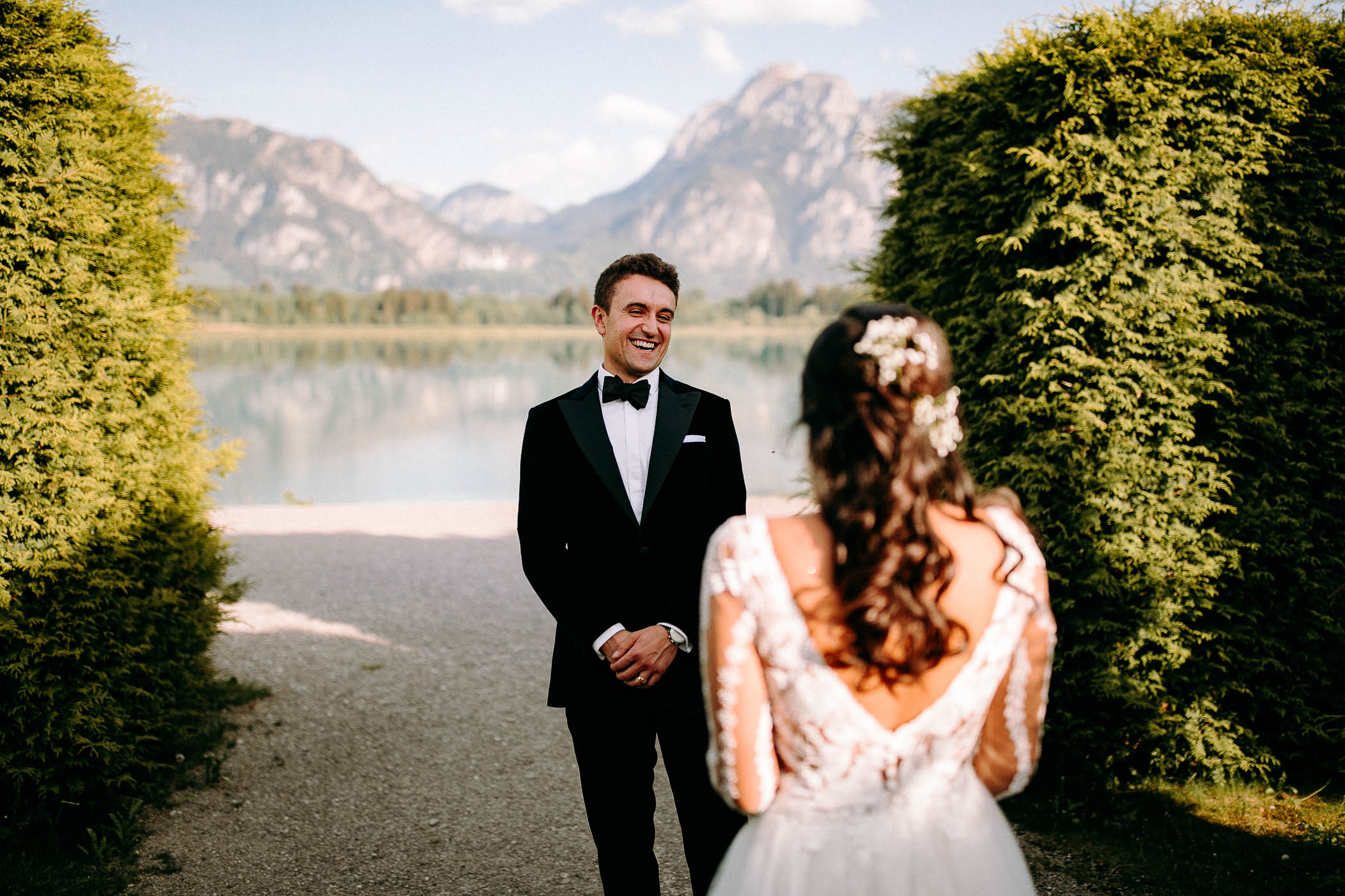 Hochzeitsfotograf Mainz - Der Bräutigam sieht die Braut das erste Mal am Hochzeitstag.
