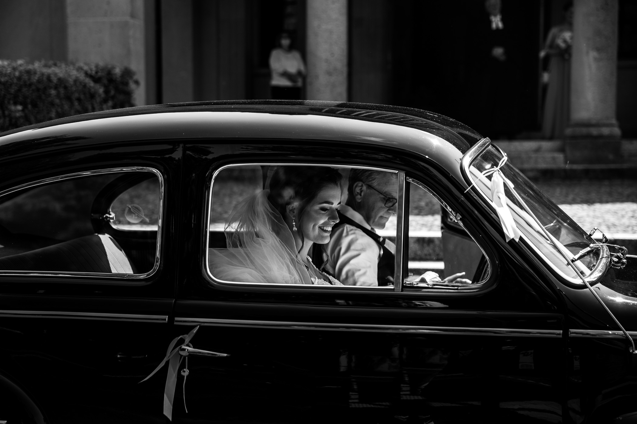 Hochzeitsfotograf Mainz. Die Braut wird im Brautauto zur kirchlichen Trauung gebracht. Sie ist sehr aufgeregt und voller Vorfreude. 