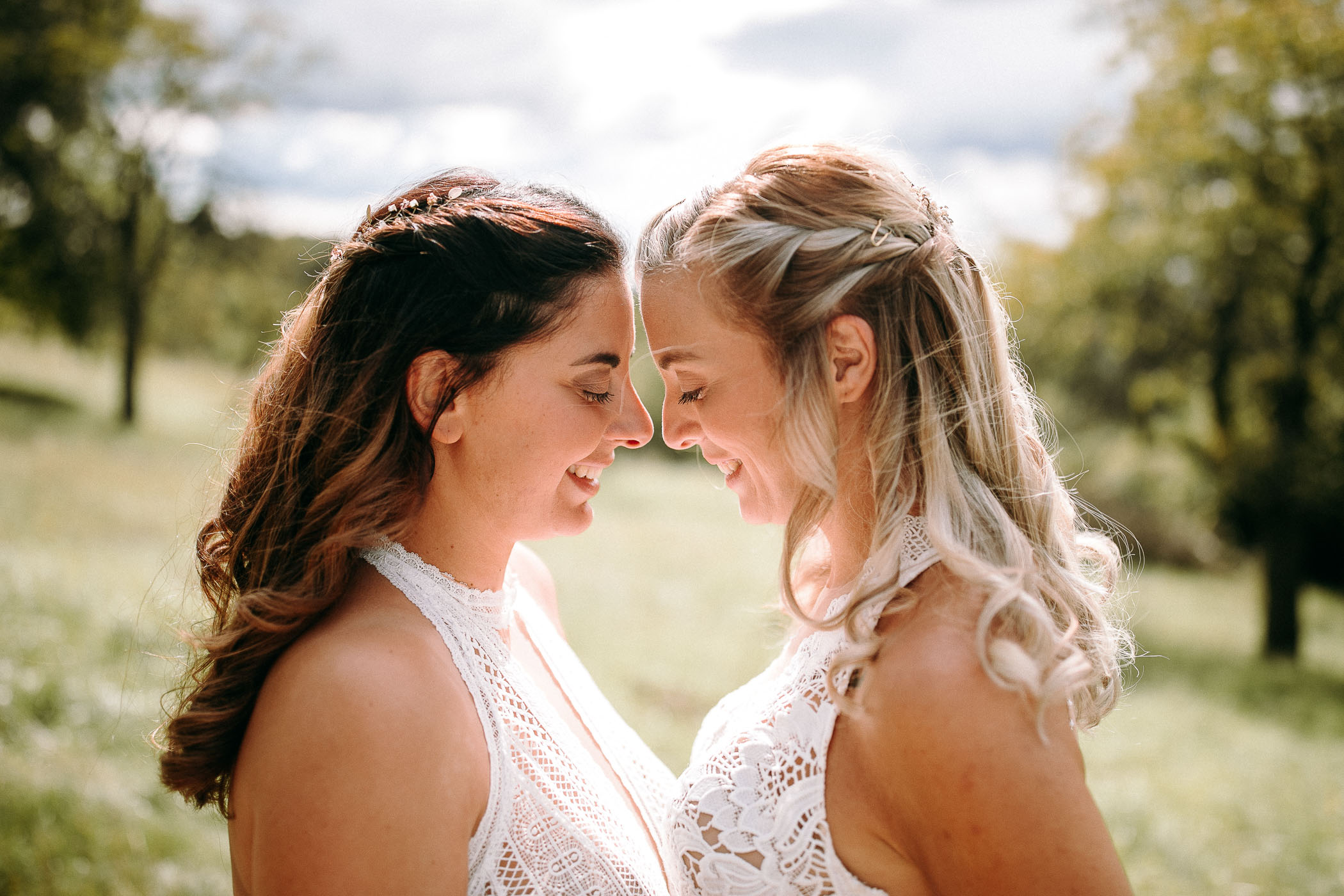 Hochzeitsfotograf Mainz bei LGBTQ Hochzeit. Wunderschöner Moment beim LGBTQ Brautpaarshooting und Hochzeitsfotos in Mainz.