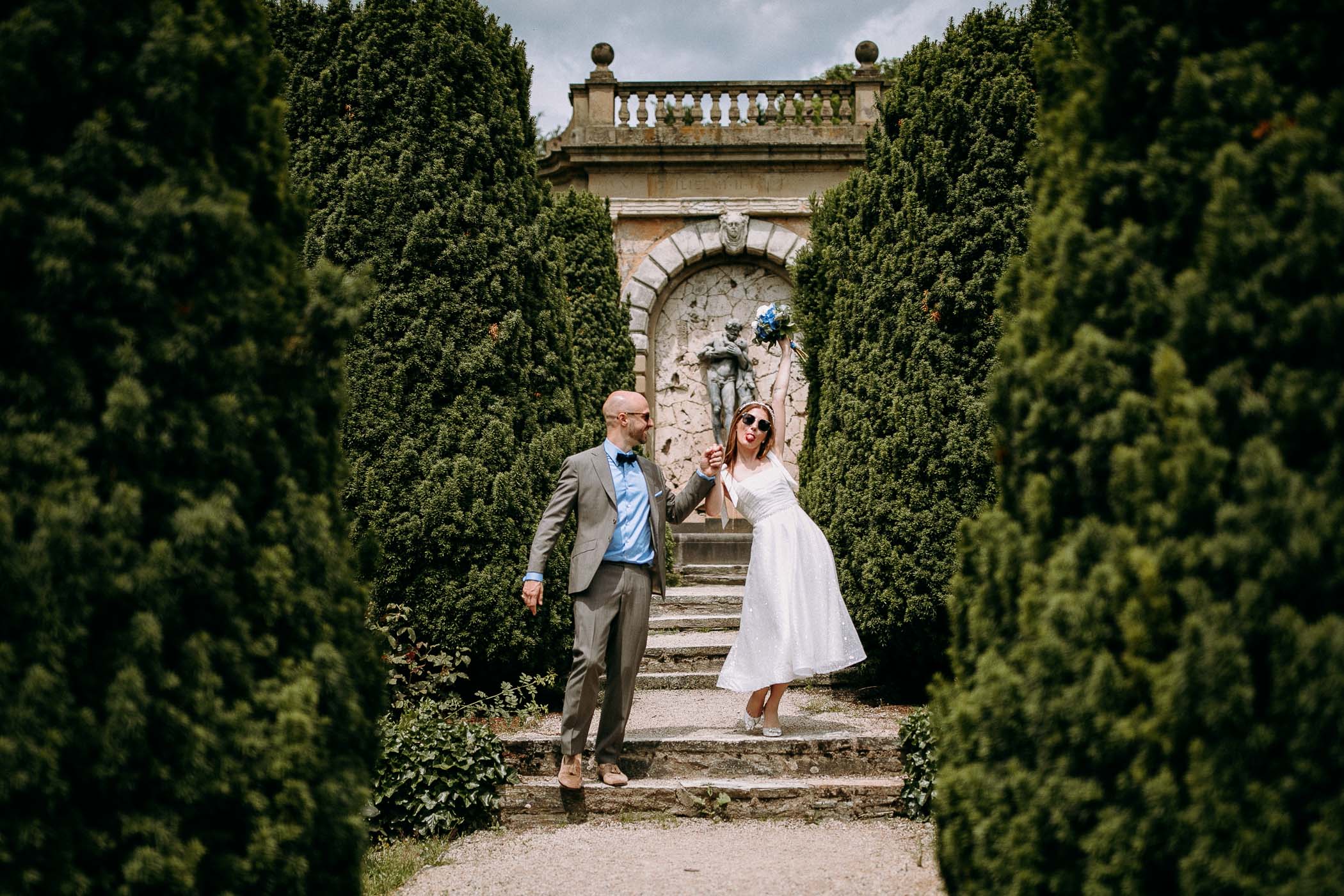 Hochzeitsfotograf Mainz. Das Brautpaar beim Brautpaarshooting im Schlosshotel Kronberg. Hochzeitsfotos im Rosengarten.