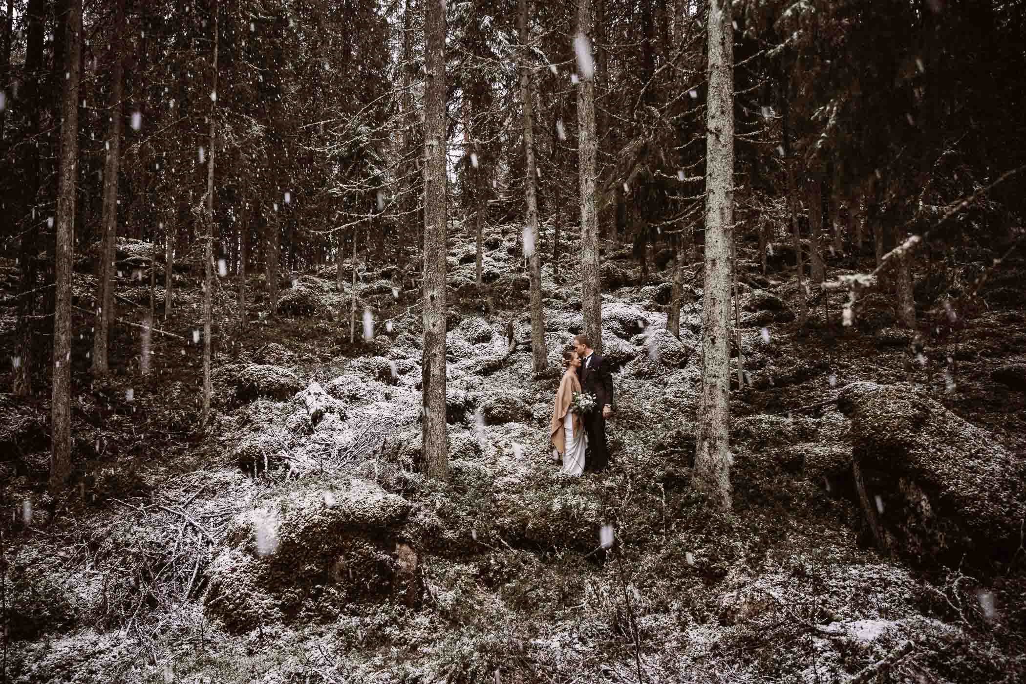 Hochzeitsfotograf Mainz. Hochzeitsfotos im Schnee sind etwas sehr besonderes. Wir haben Fotos im Wald bei Schnee gemacht.