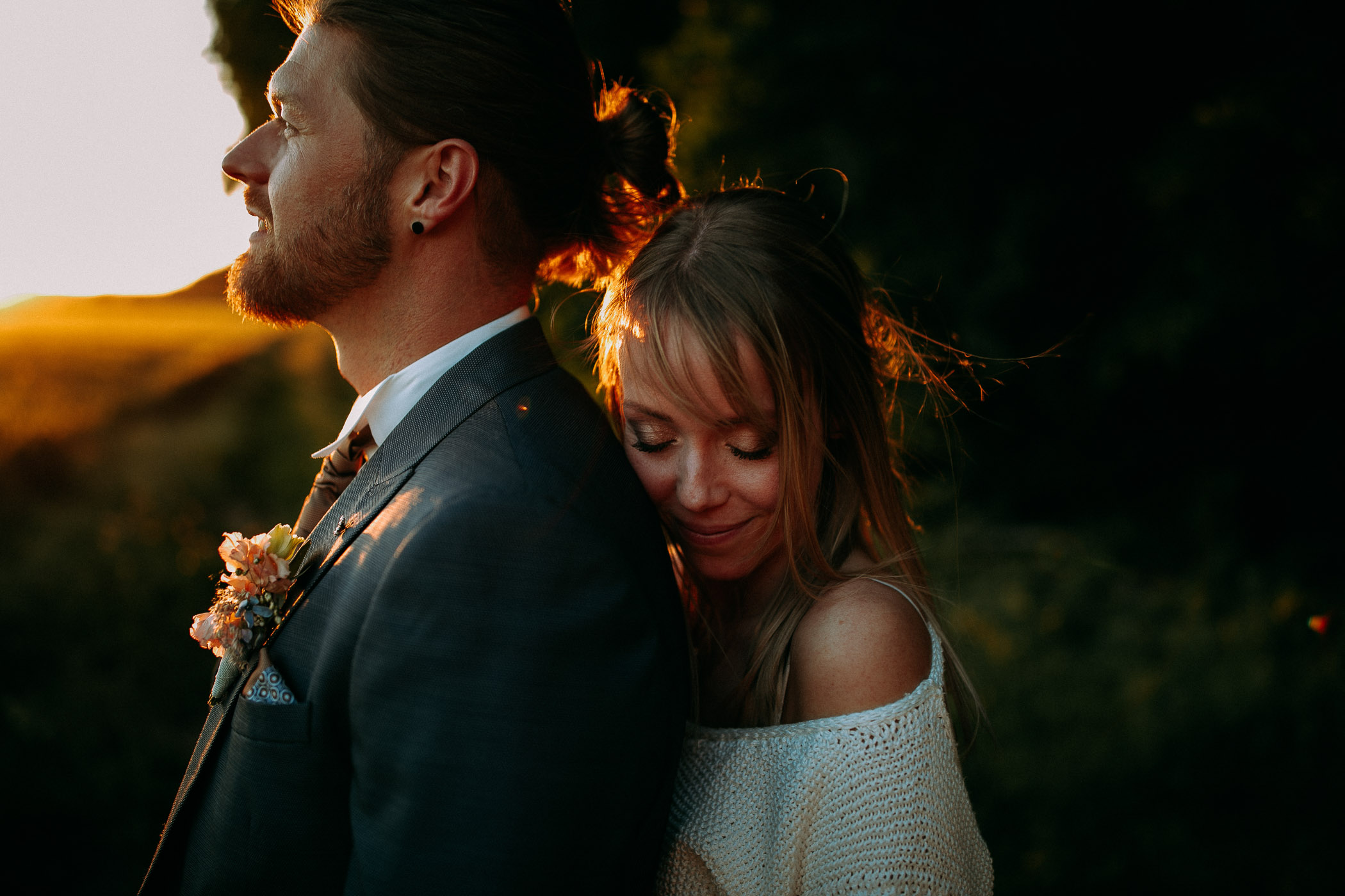 Hochzeitsfotograf Wiesbaden. Zur golden Hour machen wir die schönsten Hochzeitsfotos. Das Brautpaar im Sonnenuntergang.