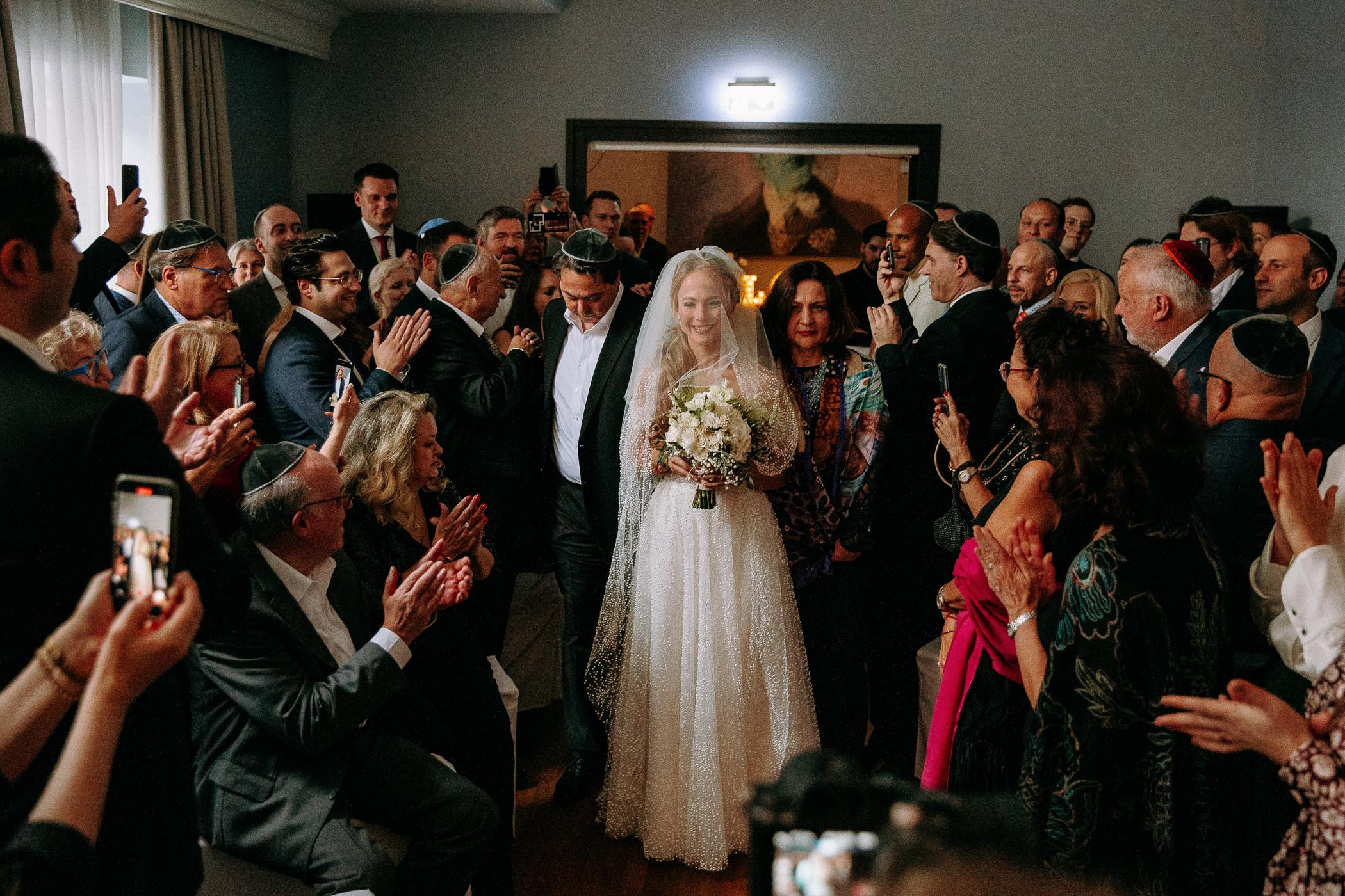 Hochzeitsfotograf Wiesbaden. Der Einzug der Braut bei der jüdischen Hochzeit in Wiesbaden am Main.