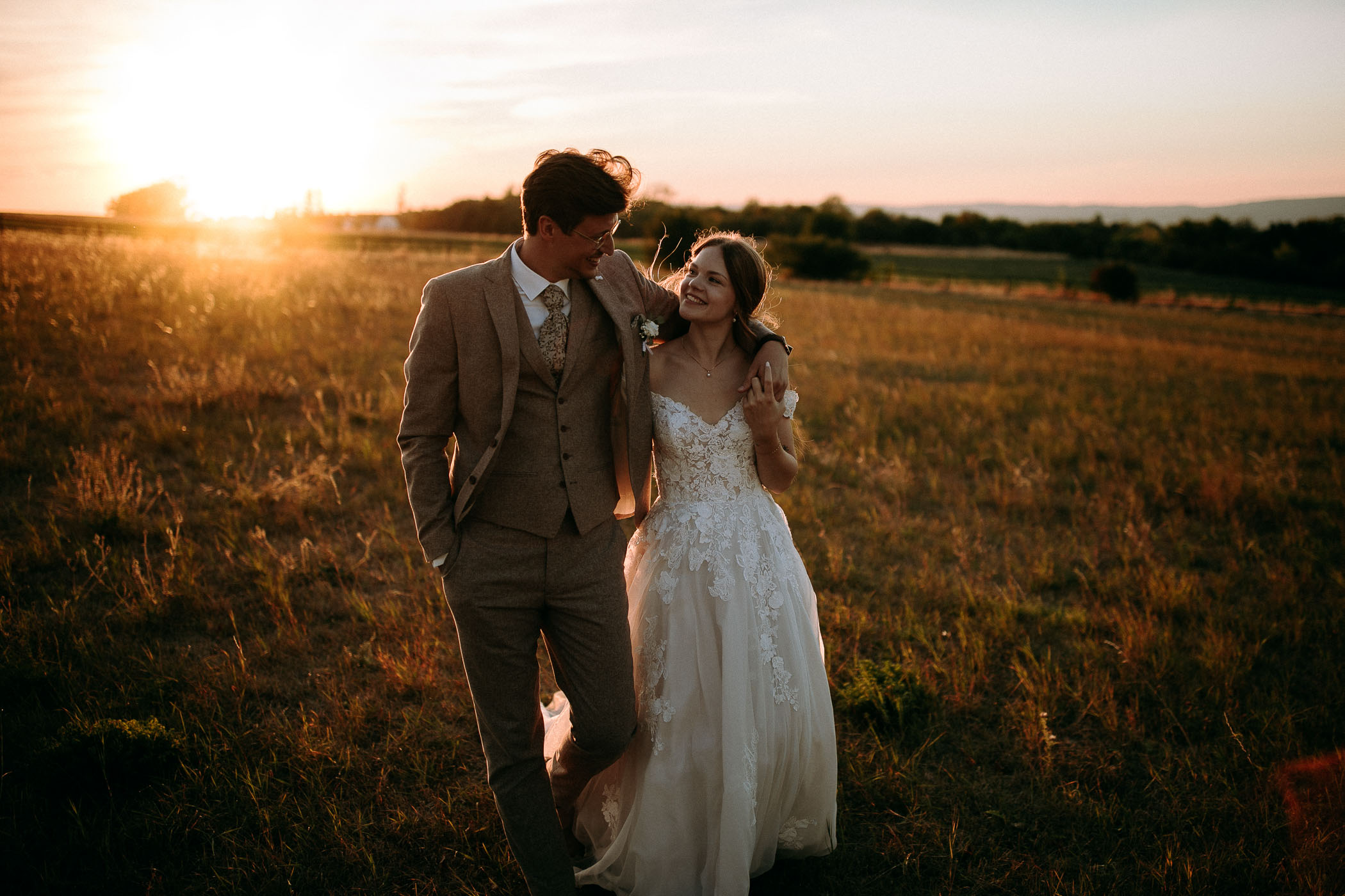 Hochzeitsfotograf Wiesbaden. Hochzeitsfotos zum Sonnenuntergang und der golden Hour beim Hofgut Laubenheimer Höhe. 
