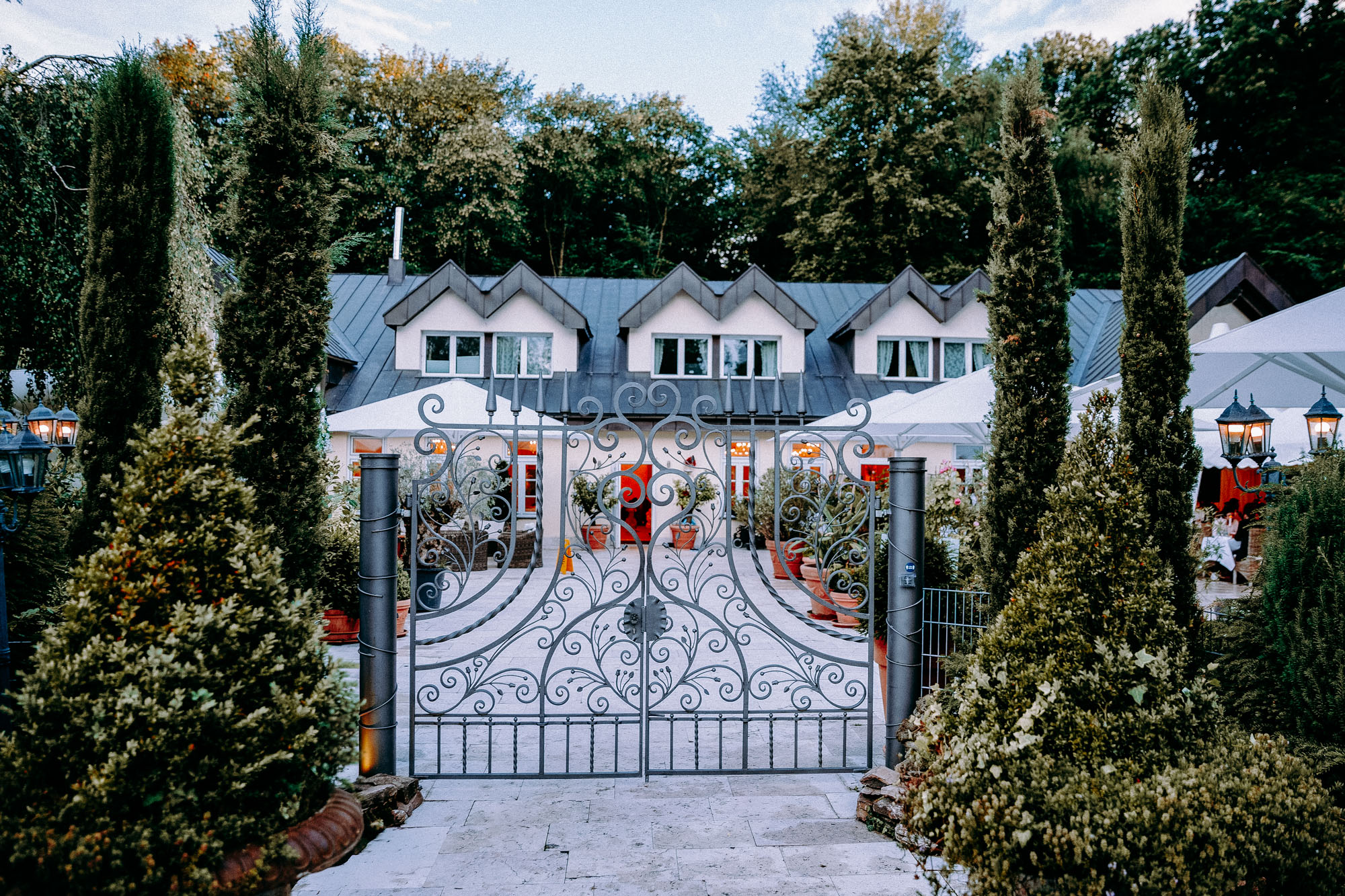 Das Chausseehaus Wiesbaden vereint mediterranes Flair, Waldlage und elegante Räume – eine Hochzeitslocation mitten im Grünen und doch stadtnah.