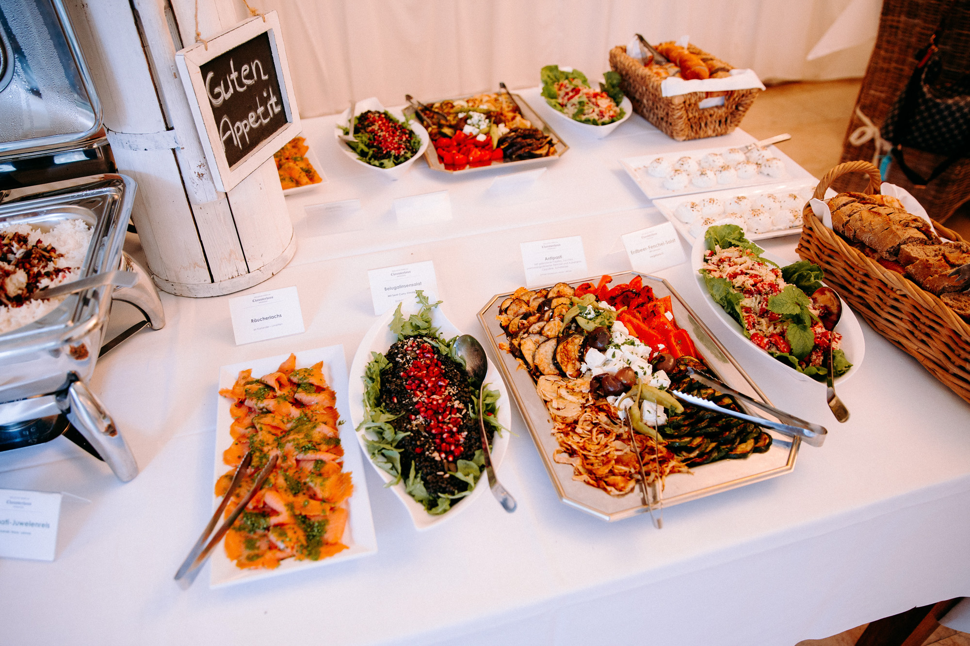 Das Chausseehaus Wiesbaden vereint mediterranes Flair, Waldlage und elegante Räume – eine Hochzeitslocation mitten im Grünen und doch stadtnah.