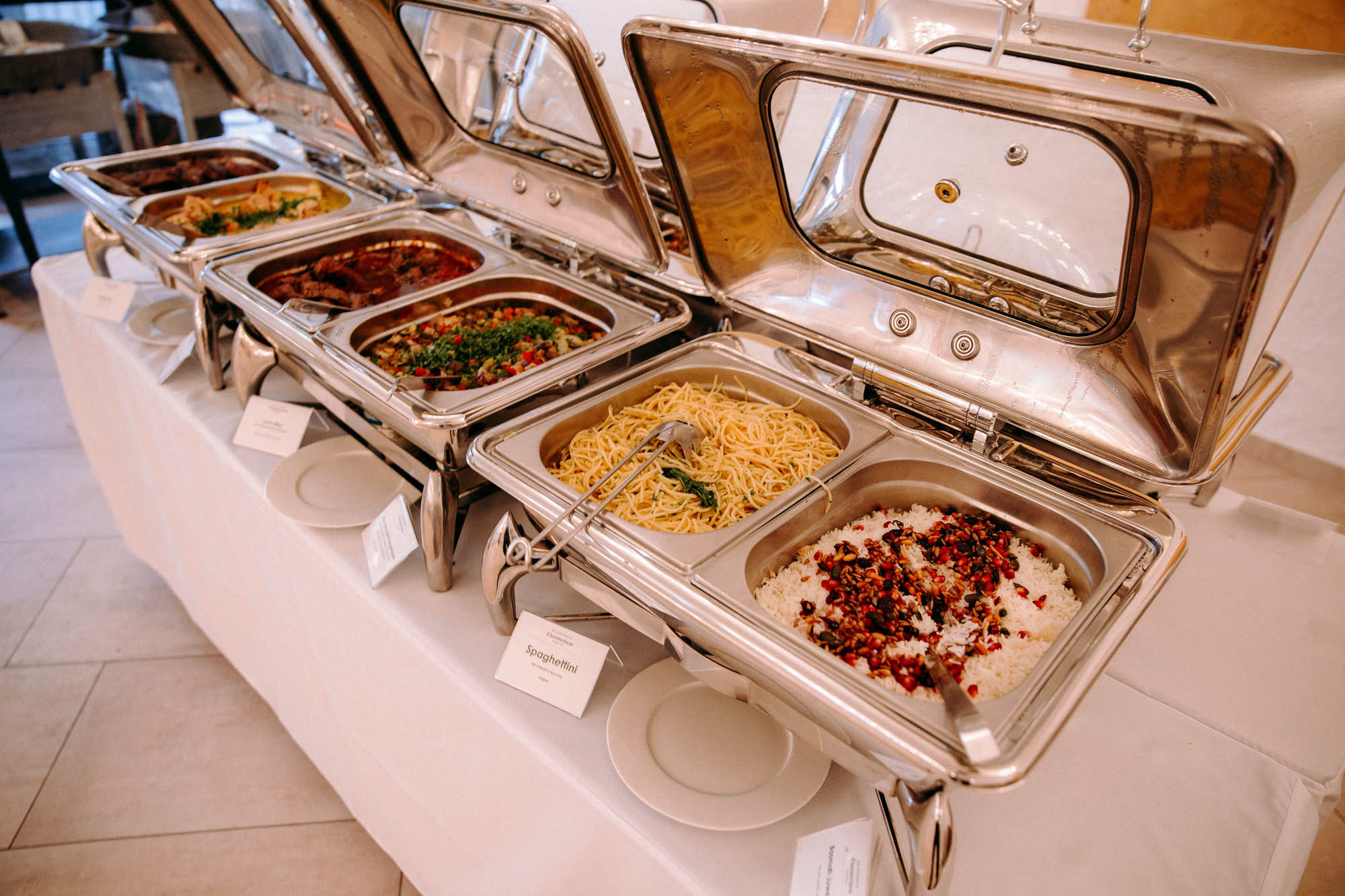 Das Chausseehaus Wiesbaden vereint mediterranes Flair, Waldlage und elegante Räume – eine Hochzeitslocation mitten im Grünen und doch stadtnah.