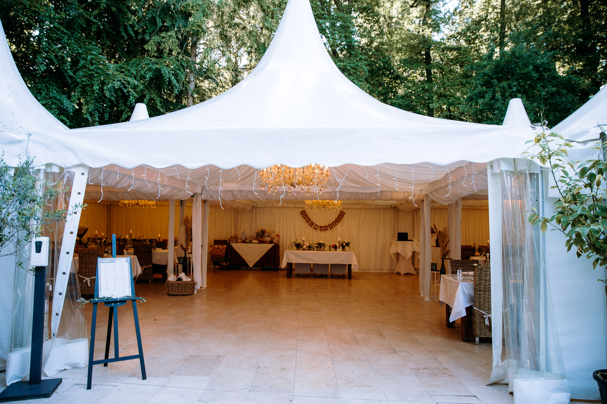 Das Chausseehaus Wiesbaden vereint mediterranes Flair, Waldlage und elegante Räume – eine Hochzeitslocation mitten im Grünen und doch stadtnah.