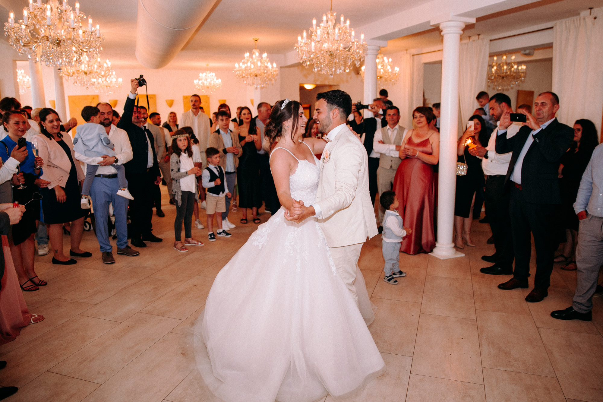 Das Chausseehaus Wiesbaden vereint mediterranes Flair, Waldlage und elegante Räume – eine Hochzeitslocation mitten im Grünen und doch stadtnah.