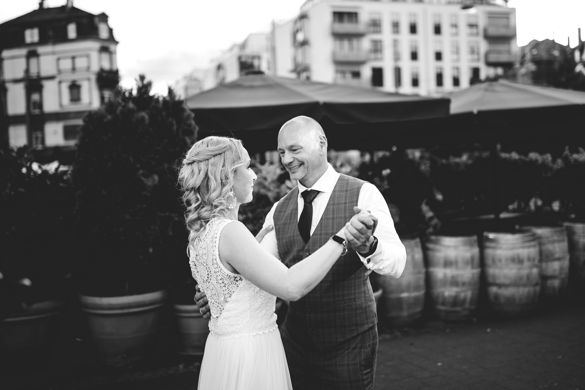 Das Depot 1899 in Frankfurt-Sachsenhausen ist eine einzigartige Hochzeitslocation mit Industriecharme, Terrasse, flexiblen Räumen & persönlichem