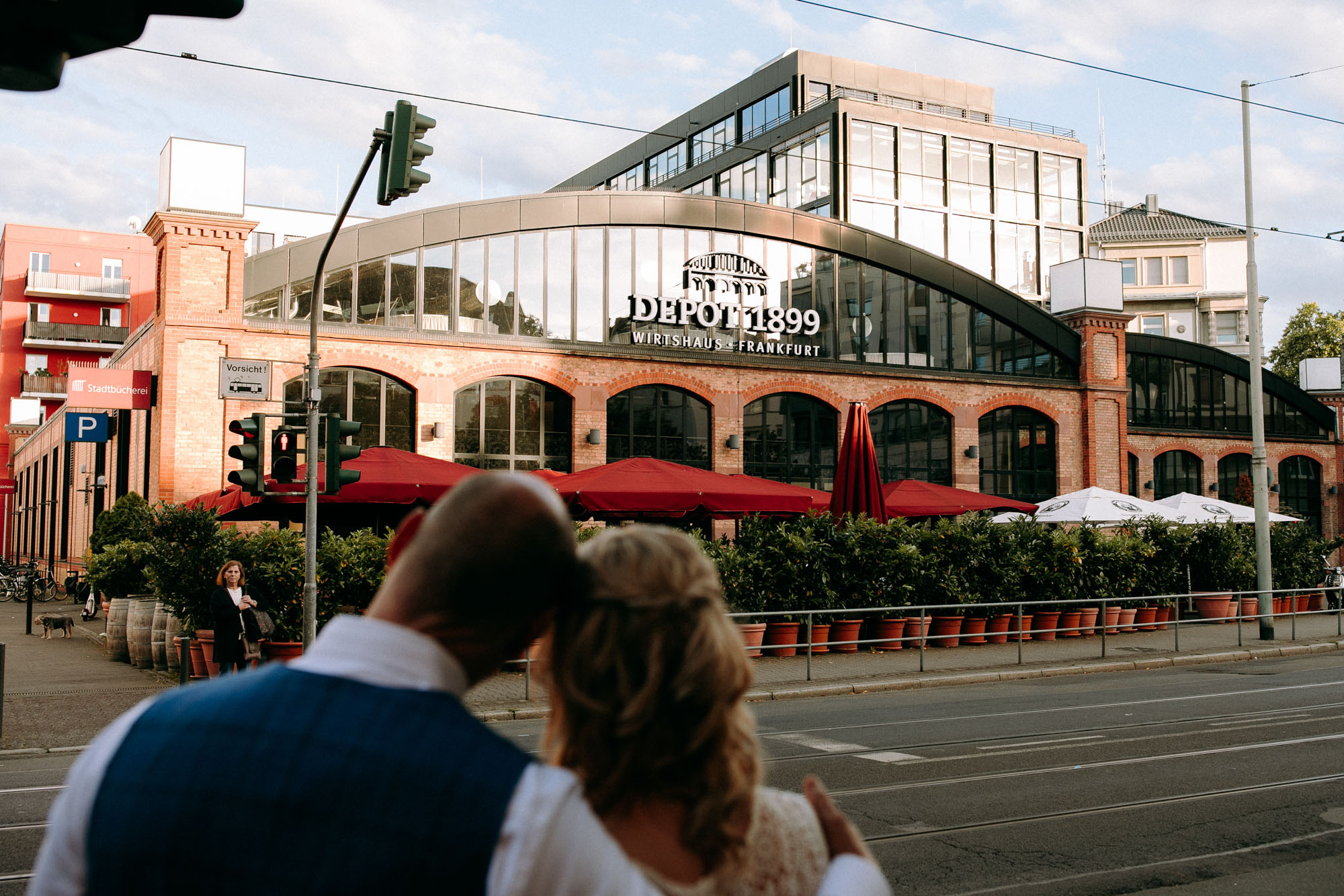 Das Depot 1899 in Frankfurt-Sachsenhausen ist eine einzigartige Hochzeitslocation mit Industriecharme, Terrasse, flexiblen Räumen & persönlichem