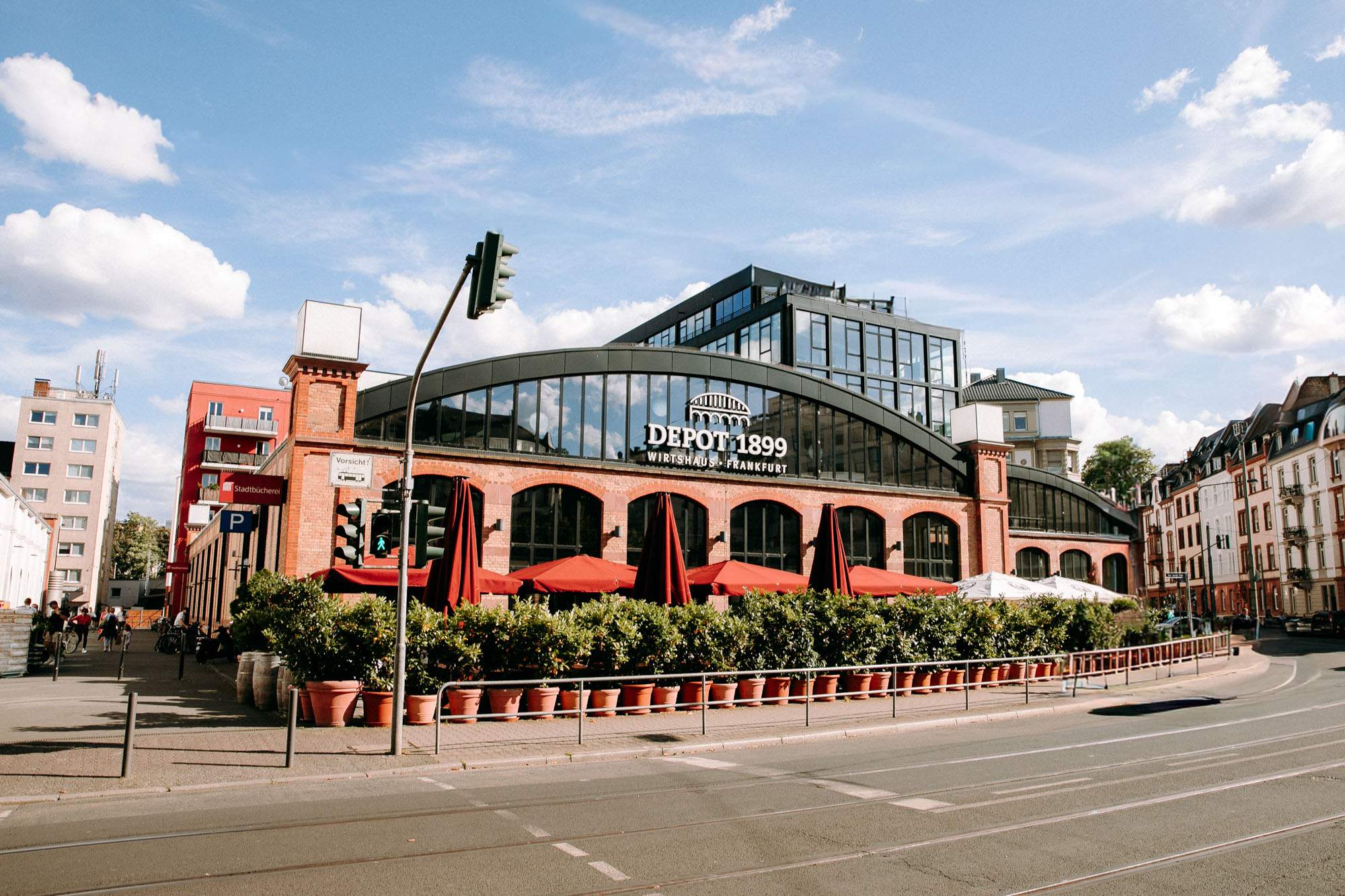 Das Depot 1899 in Frankfurt-Sachsenhausen ist eine einzigartige Hochzeitslocation mit Industriecharme, Terrasse, flexiblen Räumen & persönlichem