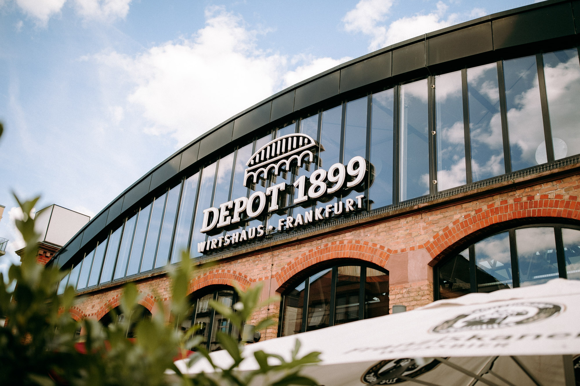 Das Depot 1899 in Frankfurt-Sachsenhausen ist eine einzigartige Hochzeitslocation mit Industriecharme, Terrasse, flexiblen Räumen & persönlichem