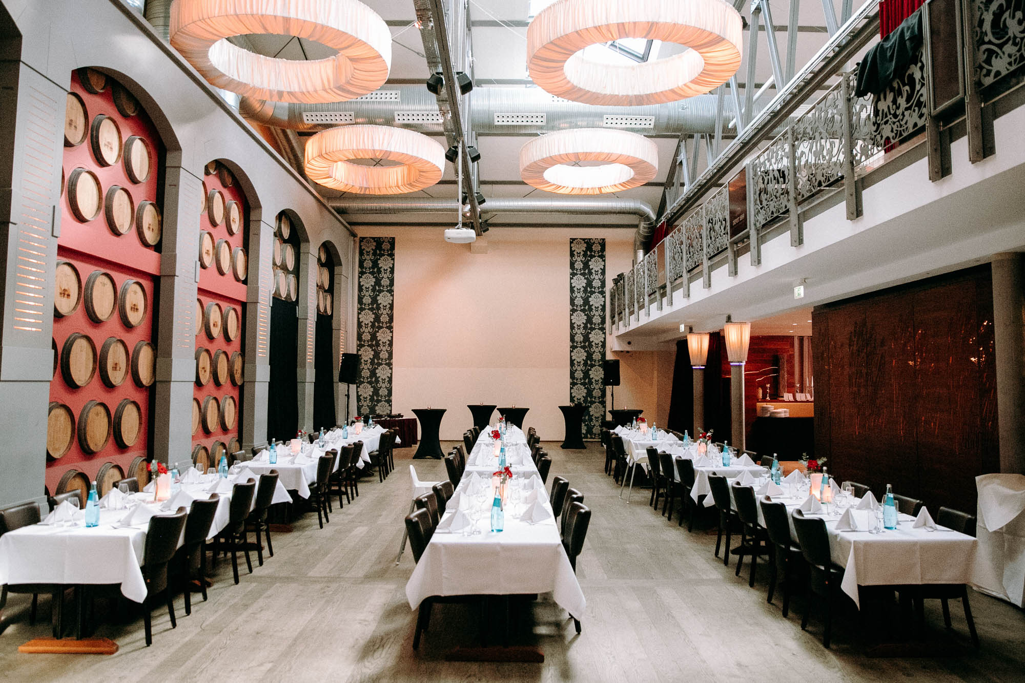 Das Depot 1899 in Frankfurt-Sachsenhausen ist eine einzigartige Hochzeitslocation mit Industriecharme, Terrasse, flexiblen Räumen & persönlichem