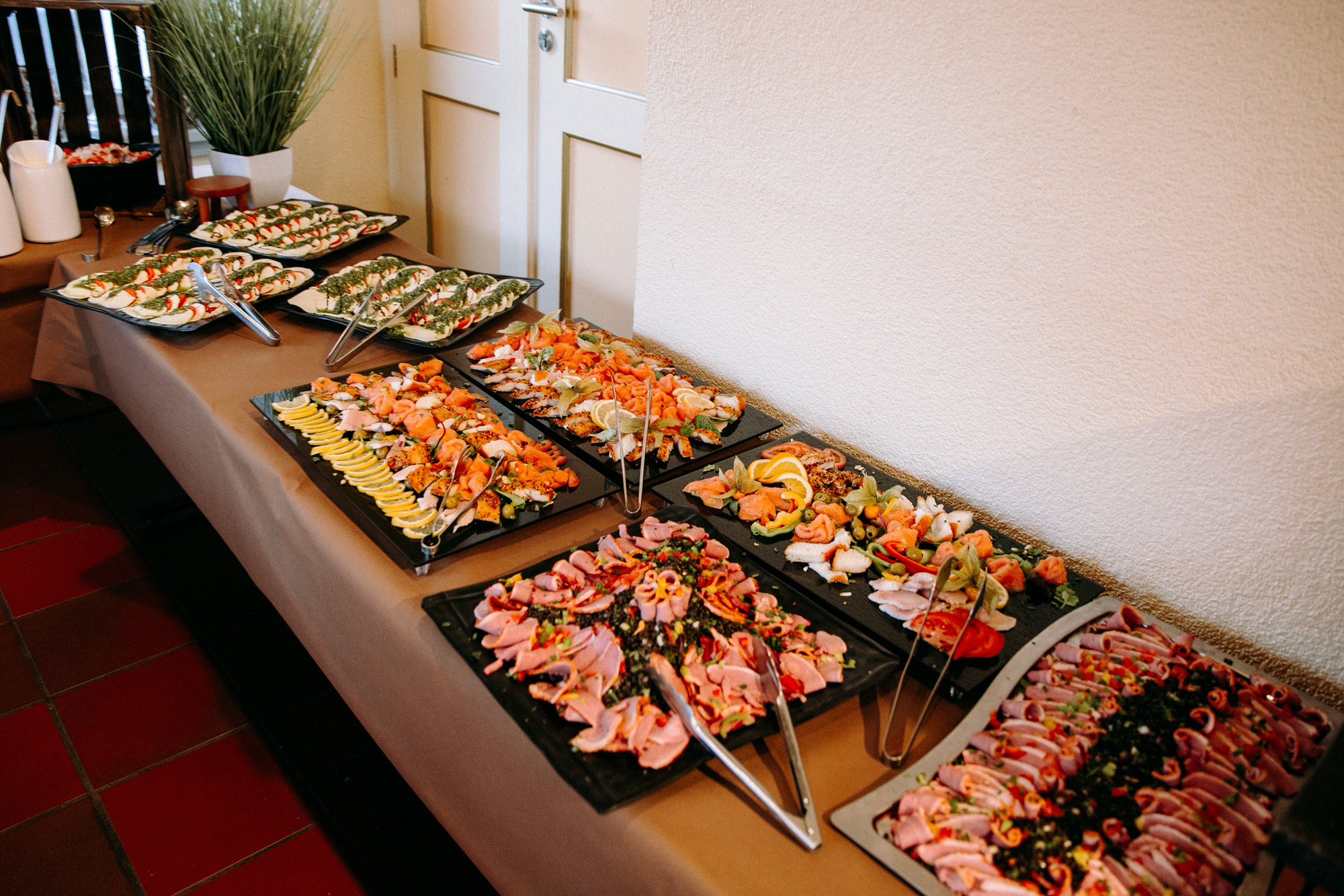 Mediterranes Flair, Weinberge und Rheinblick: Die Hochheimer Terrasse ist eine der romantischsten Hochzeitslocations im Rheingau.