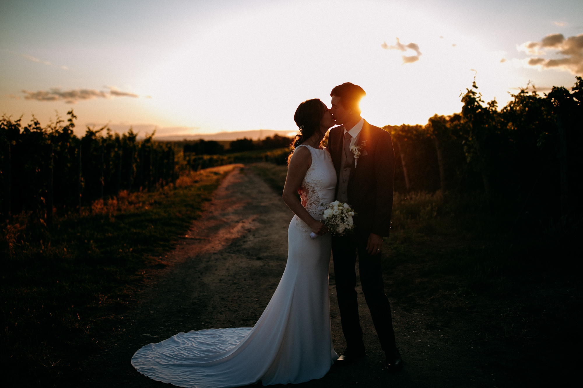 Mediterranes Flair, Weinberge und Rheinblick: Die Hochheimer Terrasse ist eine der romantischsten Hochzeitslocations im Rheingau.