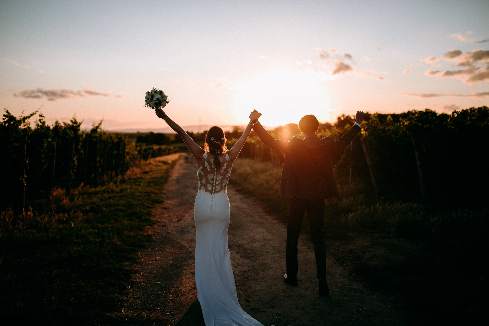 Mediterranes Flair, Weinberge und Rheinblick: Die Hochheimer Terrasse ist eine der romantischsten Hochzeitslocations im Rheingau.