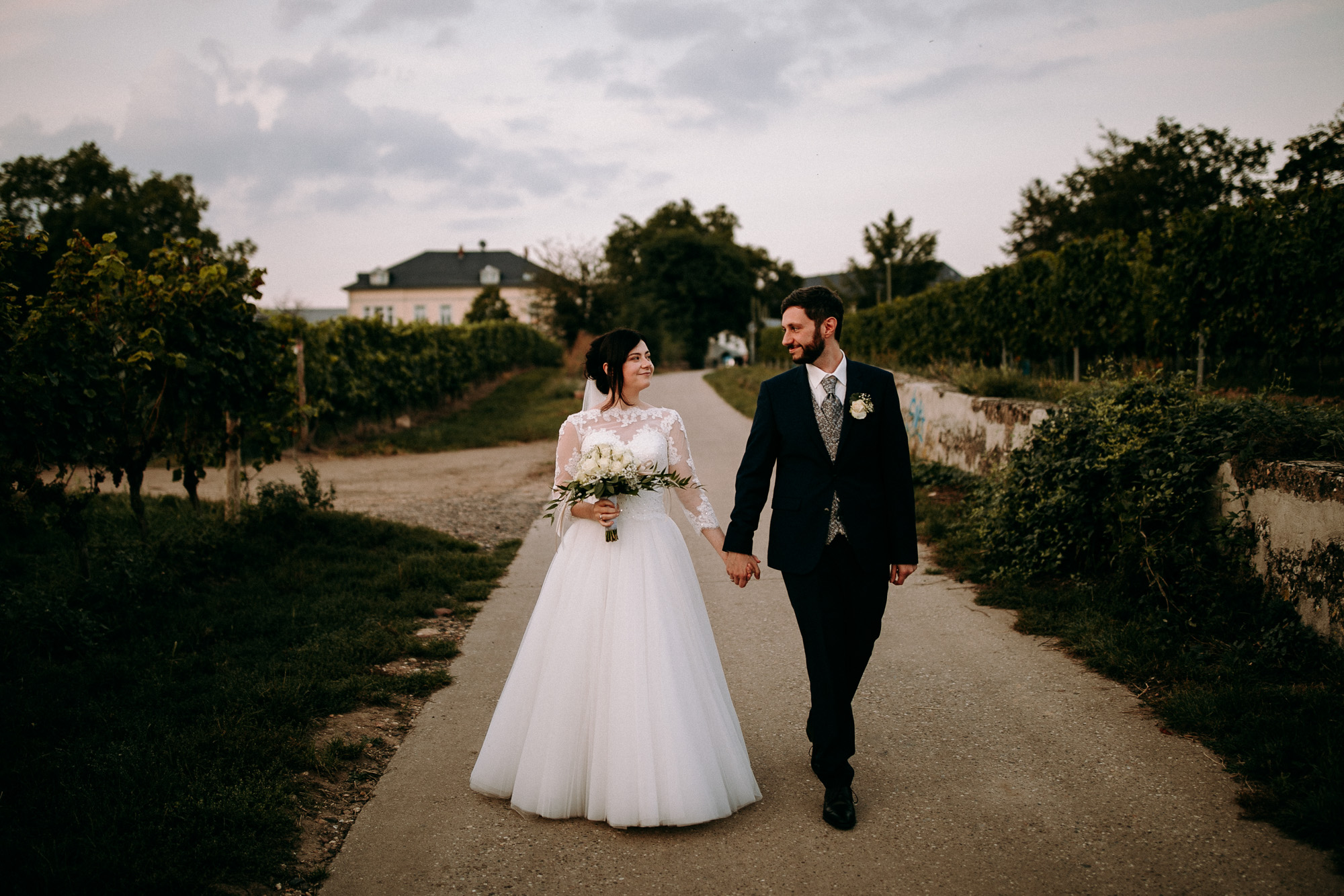 Mediterranes Flair, Weinberge und Rheinblick: Die Hochheimer Terrasse ist eine der romantischsten Hochzeitslocations im Rheingau.
