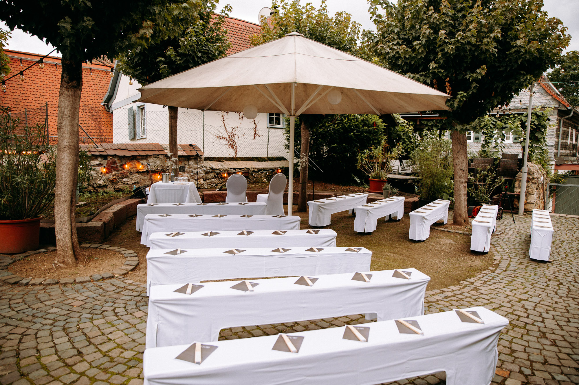 Mediterranes Flair, Weinberge und Rheinblick: Die Hochheimer Terrasse ist eine der romantischsten Hochzeitslocations im Rheingau.