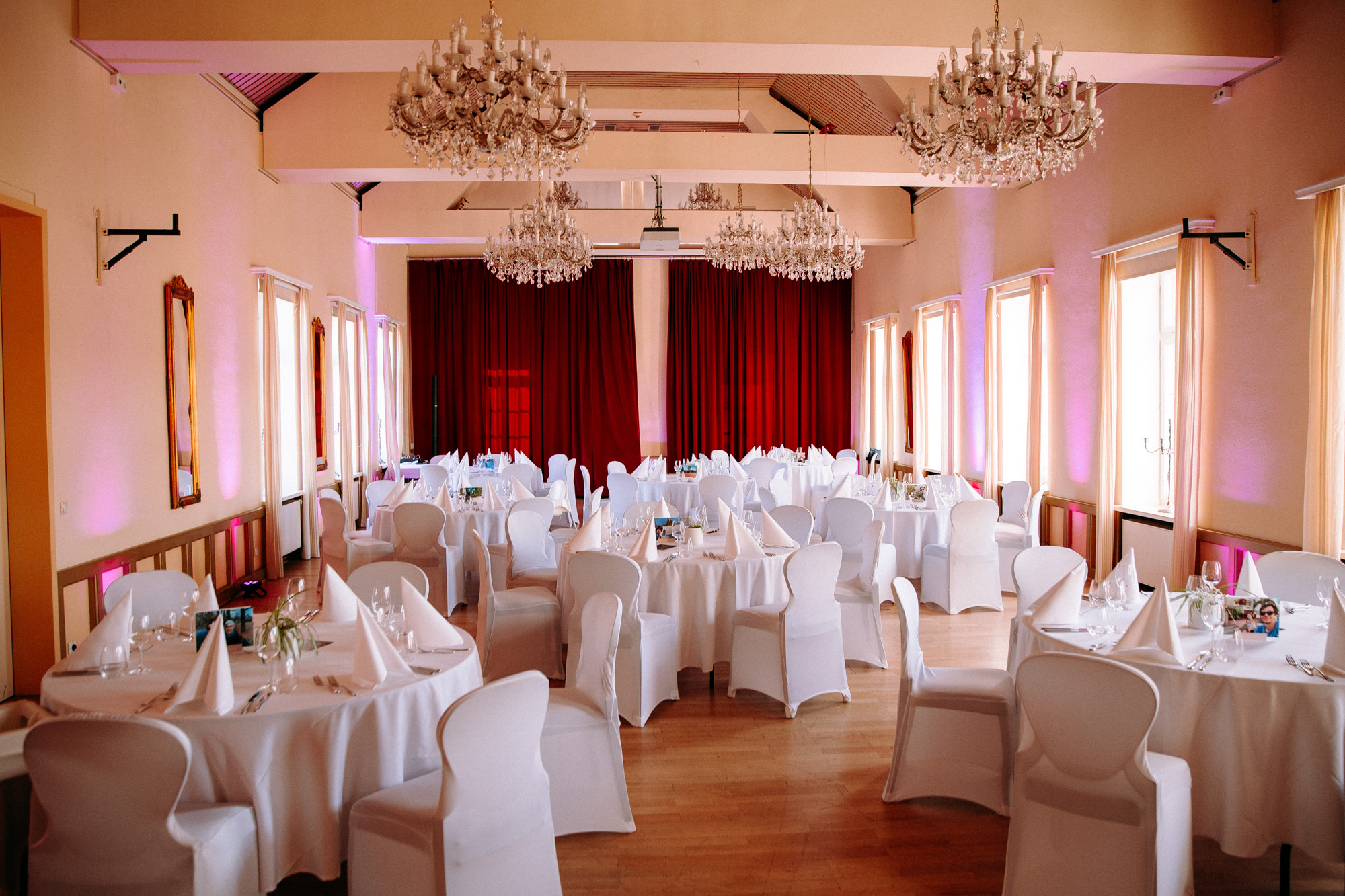 Mediterranes Flair, Weinberge und Rheinblick: Die Hochheimer Terrasse ist eine der romantischsten Hochzeitslocations im Rheingau.