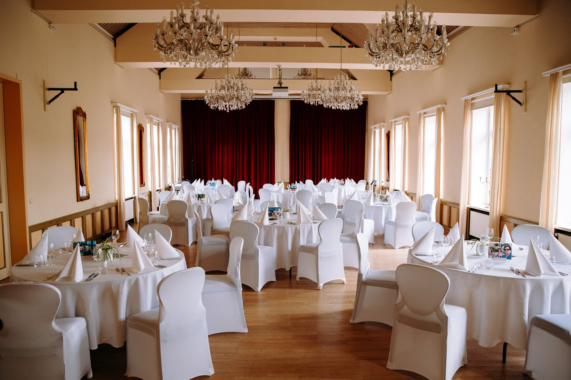Mediterranes Flair, Weinberge und Rheinblick: Die Hochheimer Terrasse ist eine der romantischsten Hochzeitslocations im Rheingau.