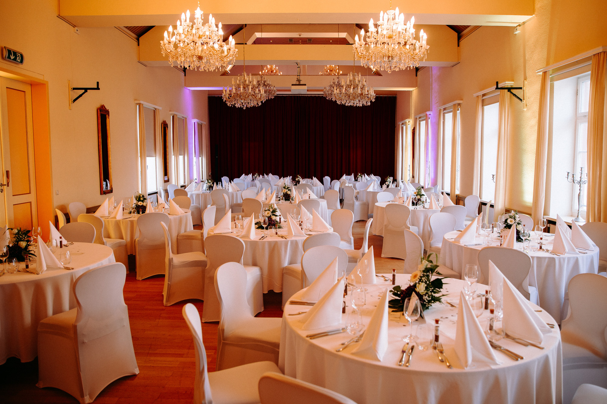 Mediterranes Flair, Weinberge und Rheinblick: Die Hochheimer Terrasse ist eine der romantischsten Hochzeitslocations im Rheingau.