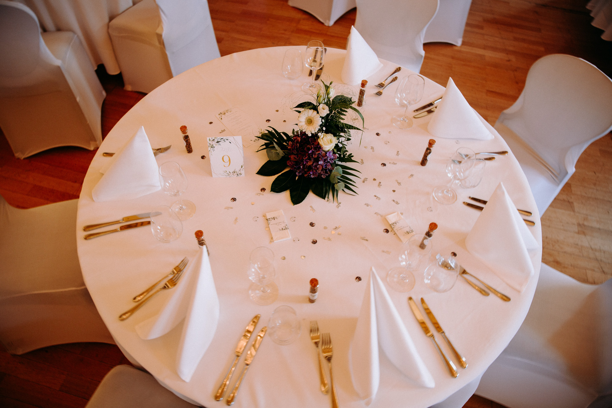 Mediterranes Flair, Weinberge und Rheinblick: Die Hochheimer Terrasse ist eine der romantischsten Hochzeitslocations im Rheingau.